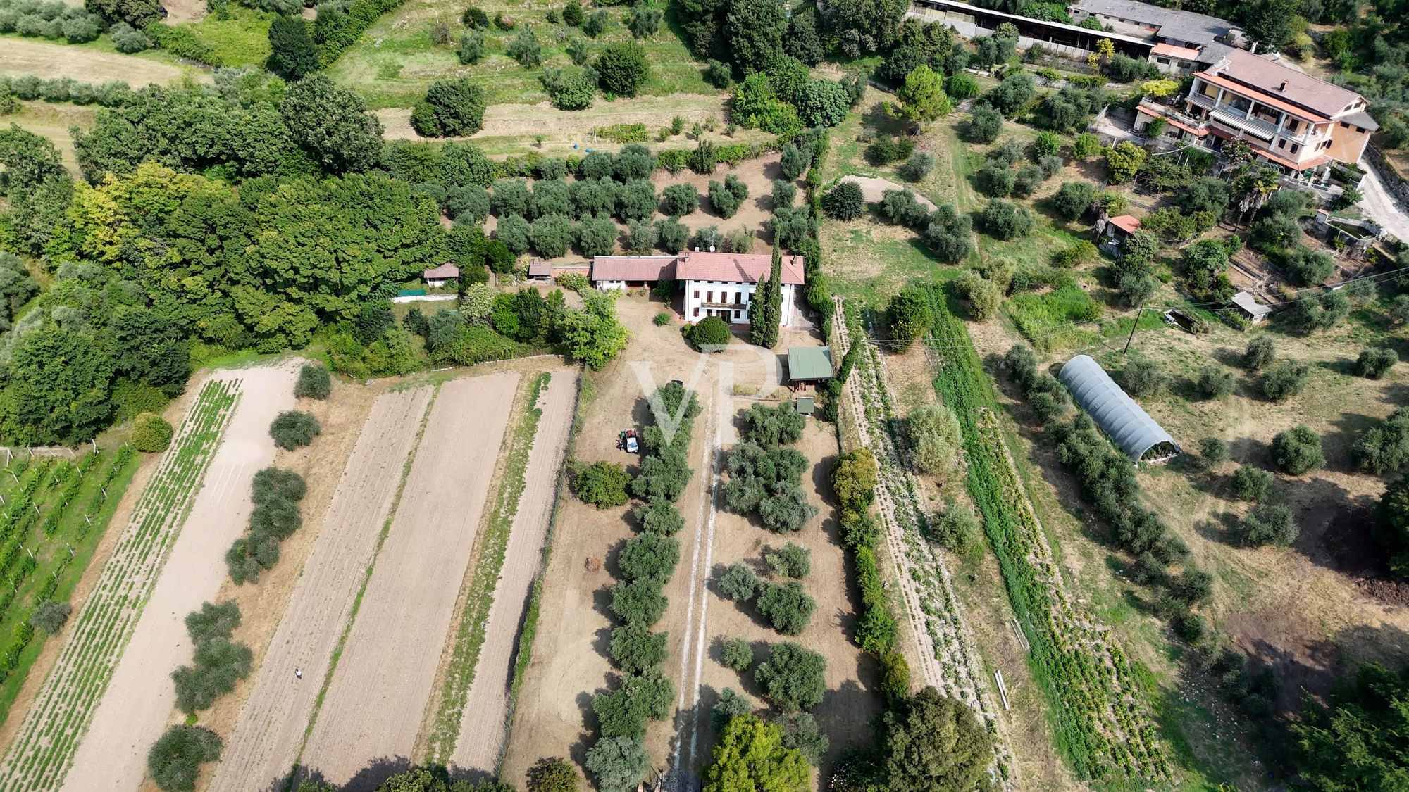 Belle ferme entourée de verdure