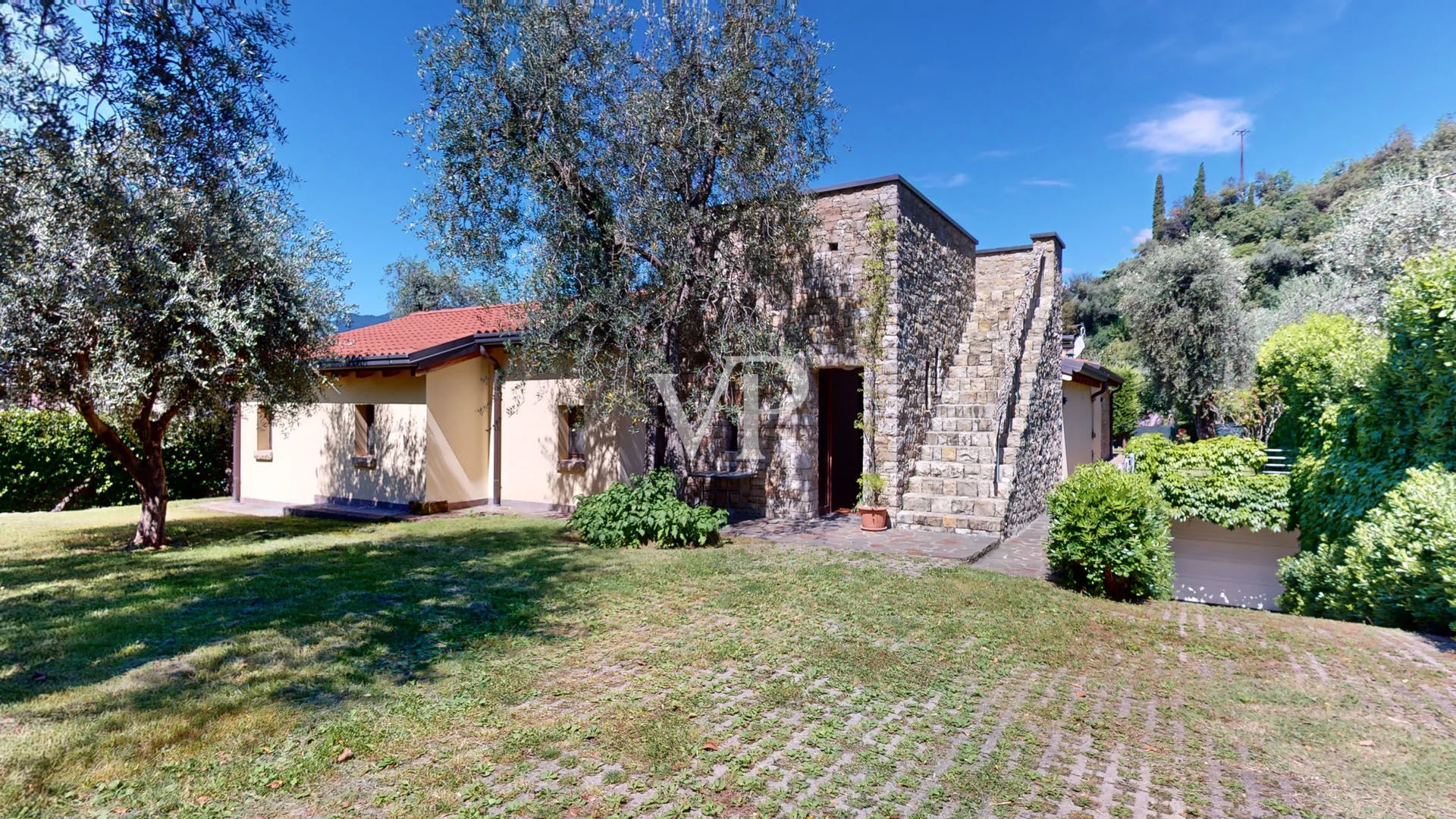 Villa with Garden