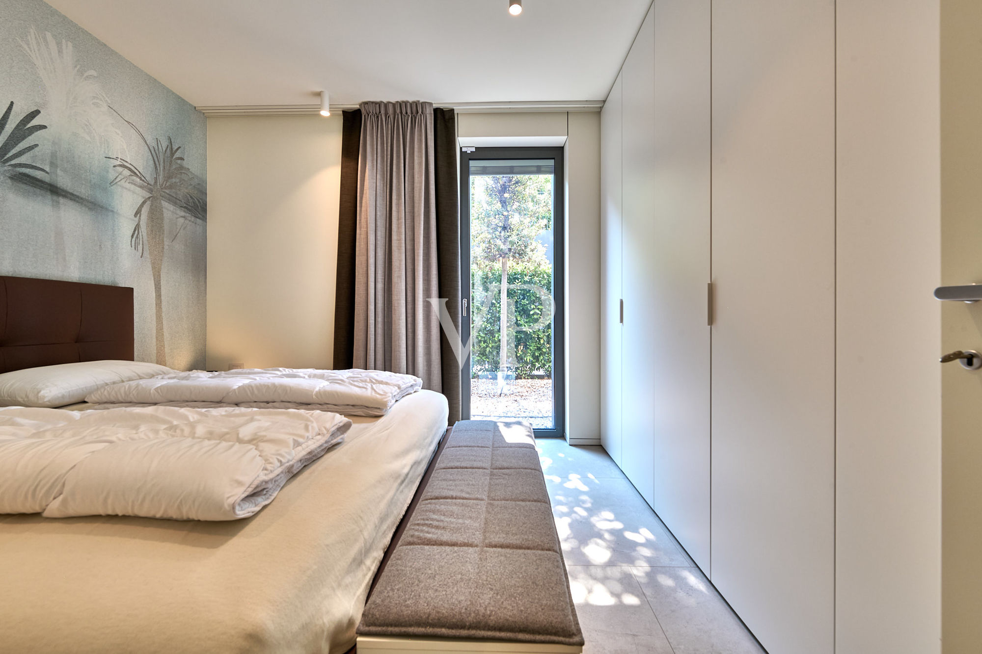 1 Master Bedroom with walk-in wardrobe, en Suite Bathroom and Access to the private Terrace