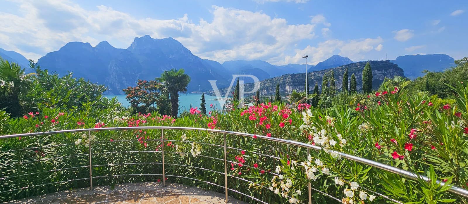 Architektenvilla mit traumhaften Seeblick in Torbole