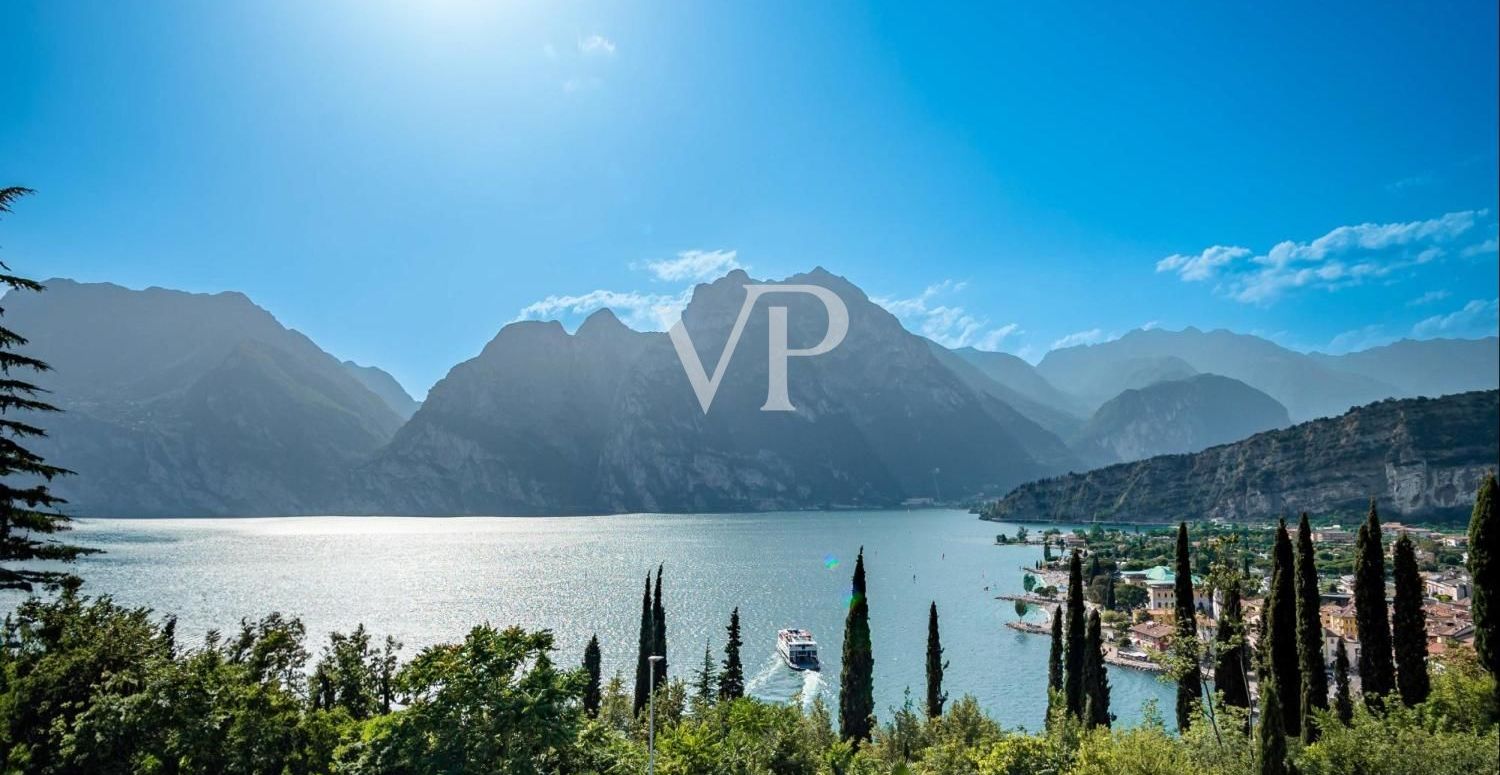 Architektenvilla mit traumhaften Seeblick in Torbole
