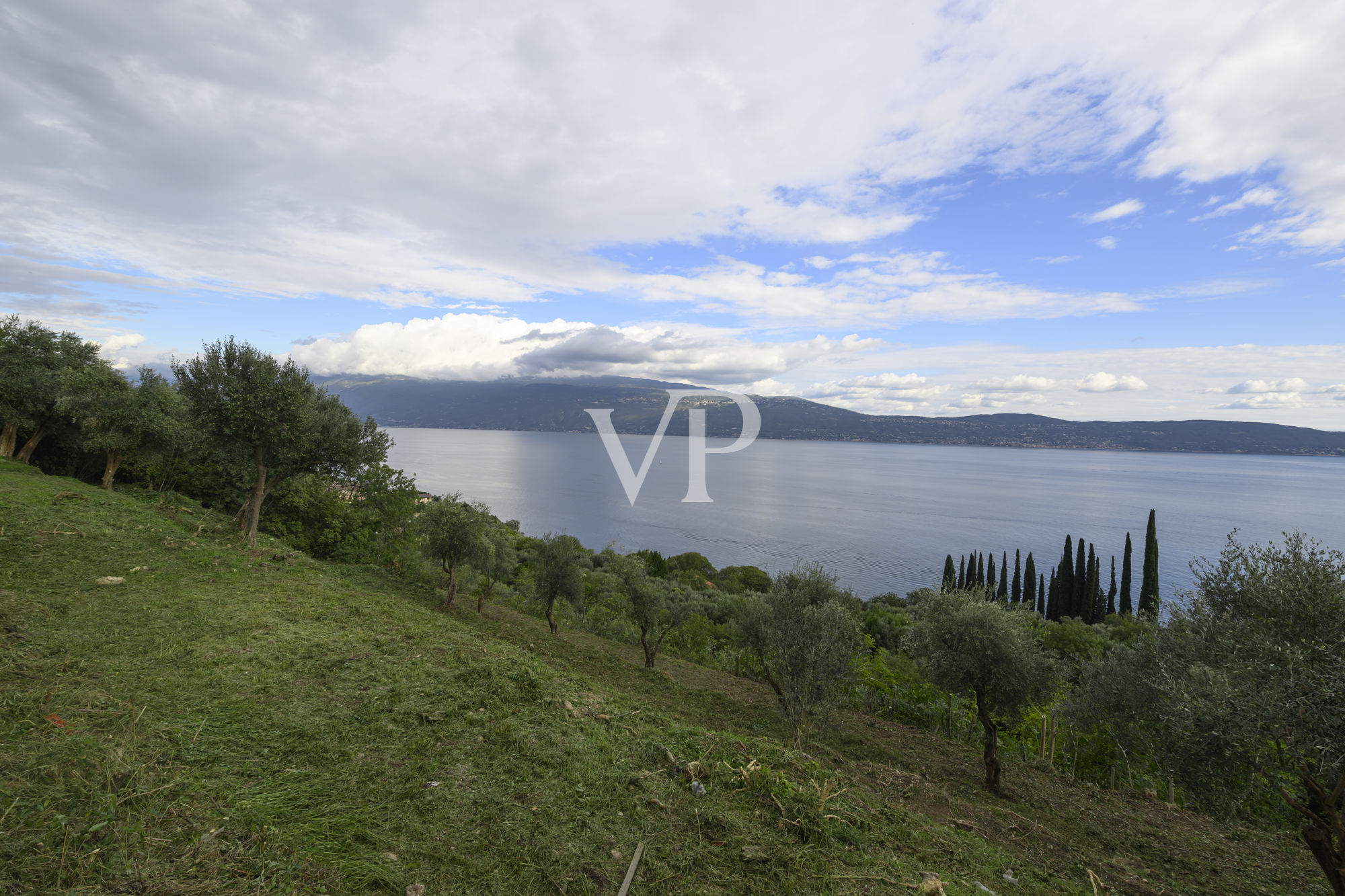 Terrain à bâtir avec projet dans une zone privée avec vue sur le lac à Toscolano Maderno