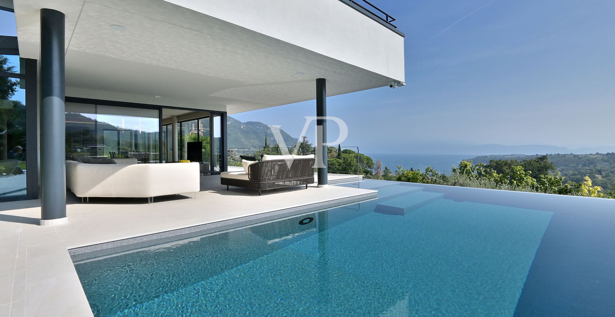 Luxurious modern villa with lake view on the Gulf of Salò