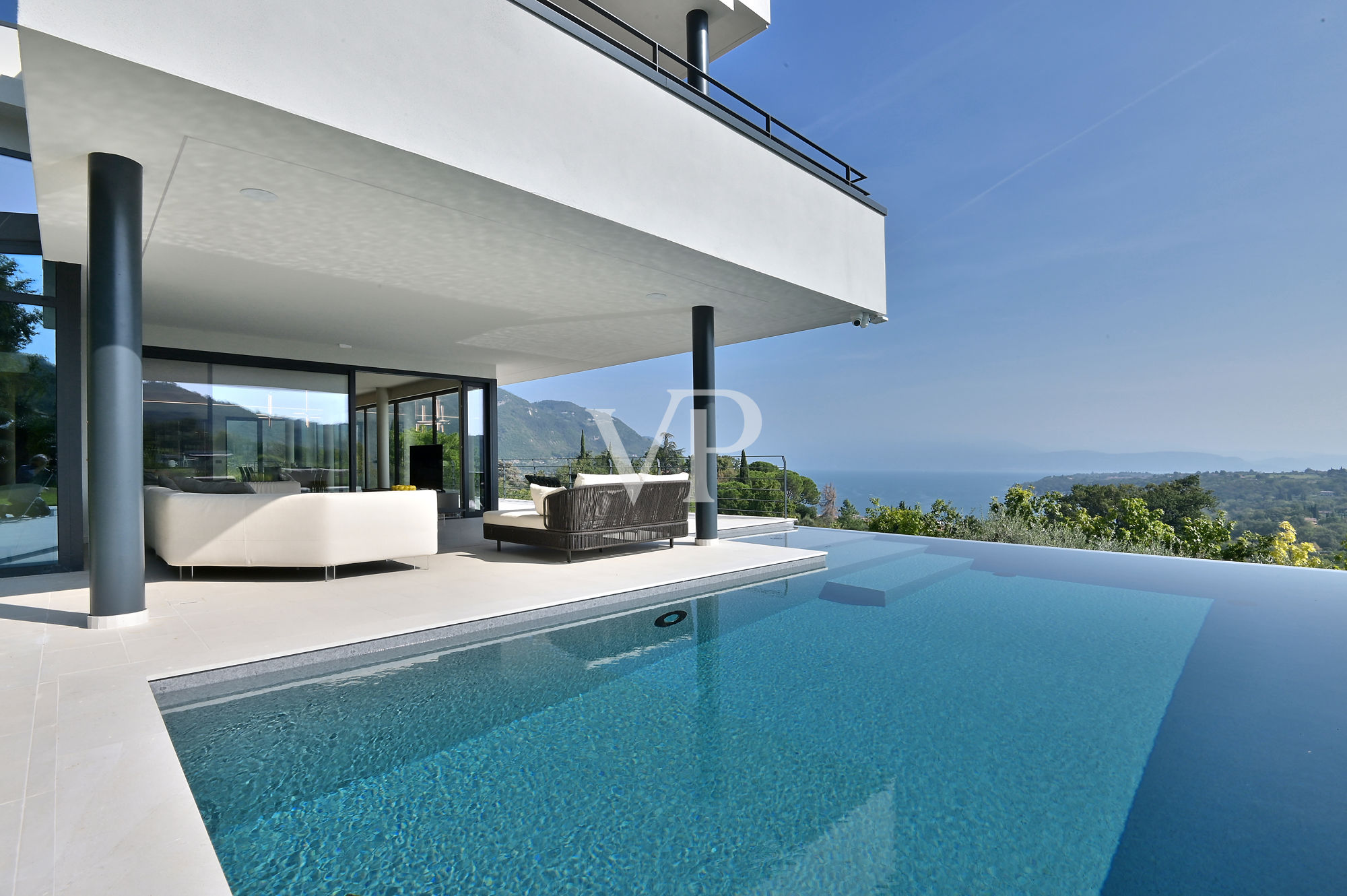 Luxurious modern villa with lake view on the Gulf of Salò