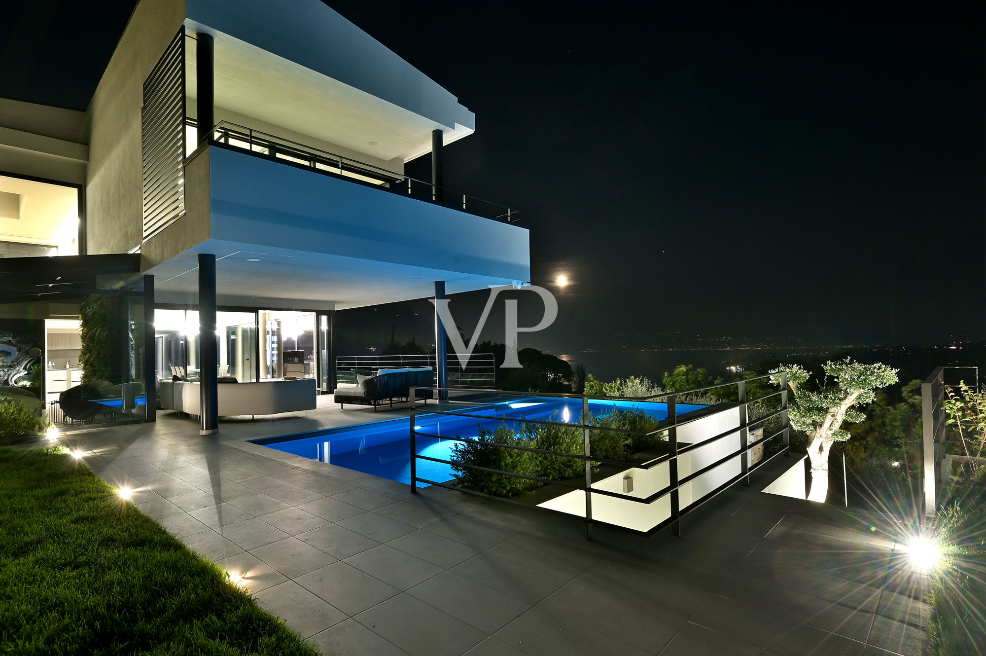 Luxurious modern villa with lake view on the Gulf of Salò