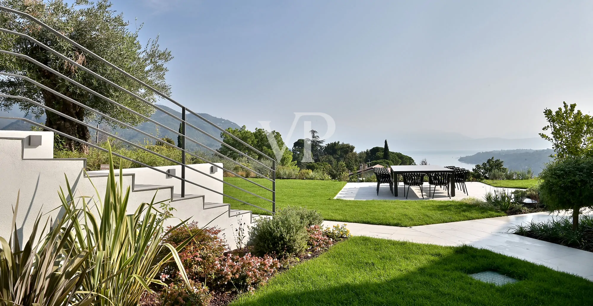 Lussuosa villa moderna con vista lago sul golfo di Salò