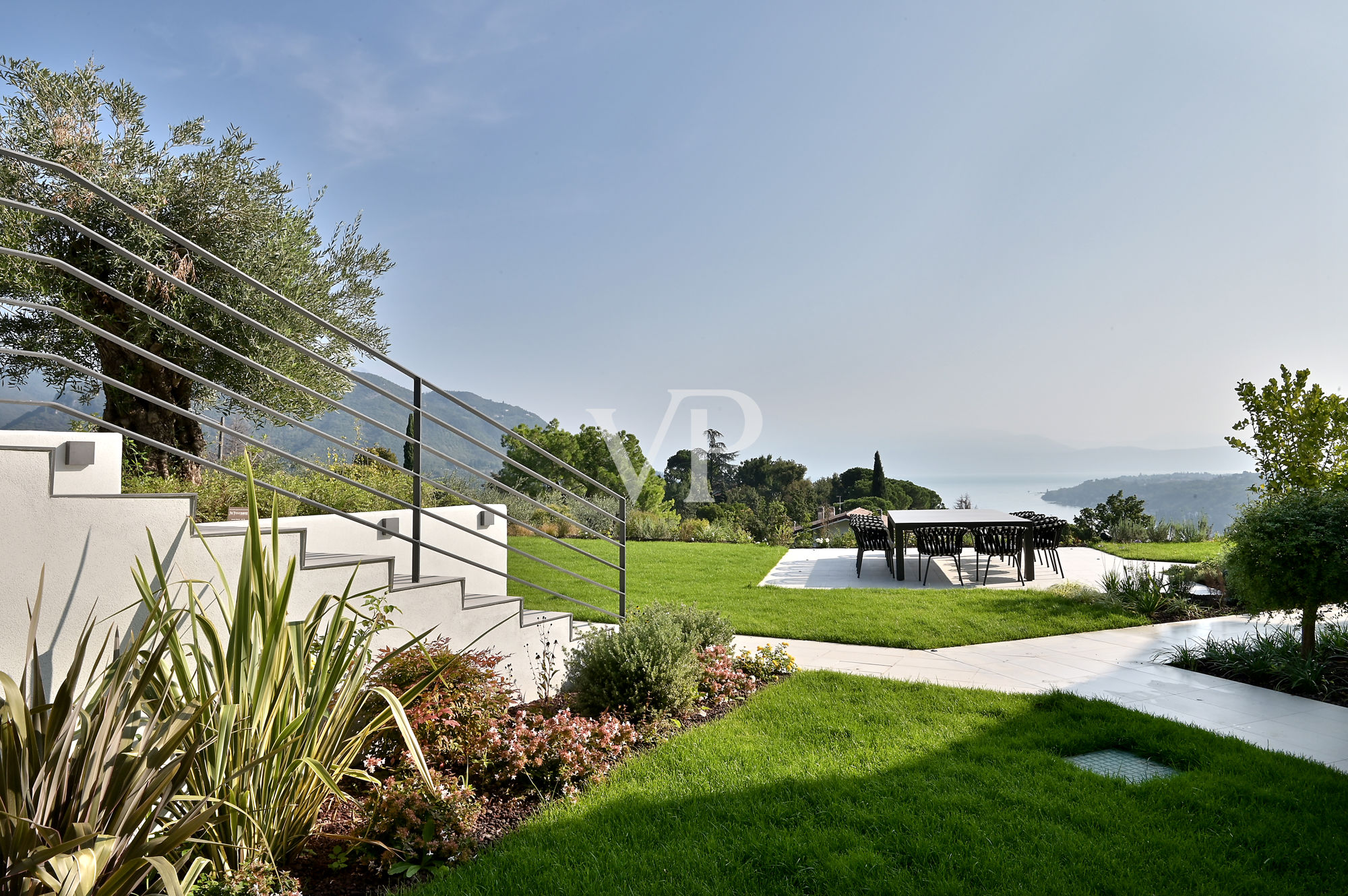 Lussuosa villa moderna con vista lago sul golfo di Salò