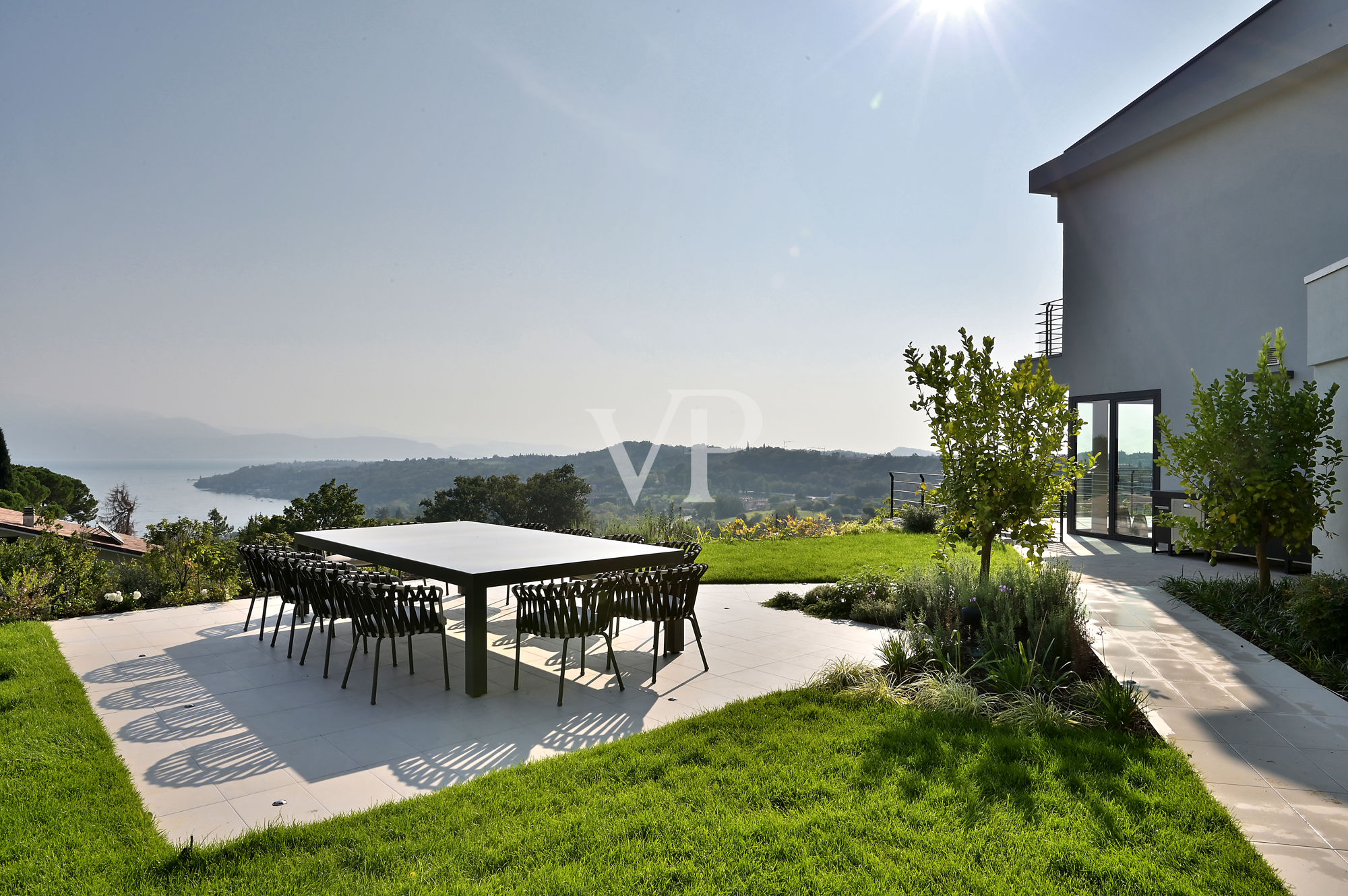 Luxurious modern villa with lake view on the Gulf of Salò