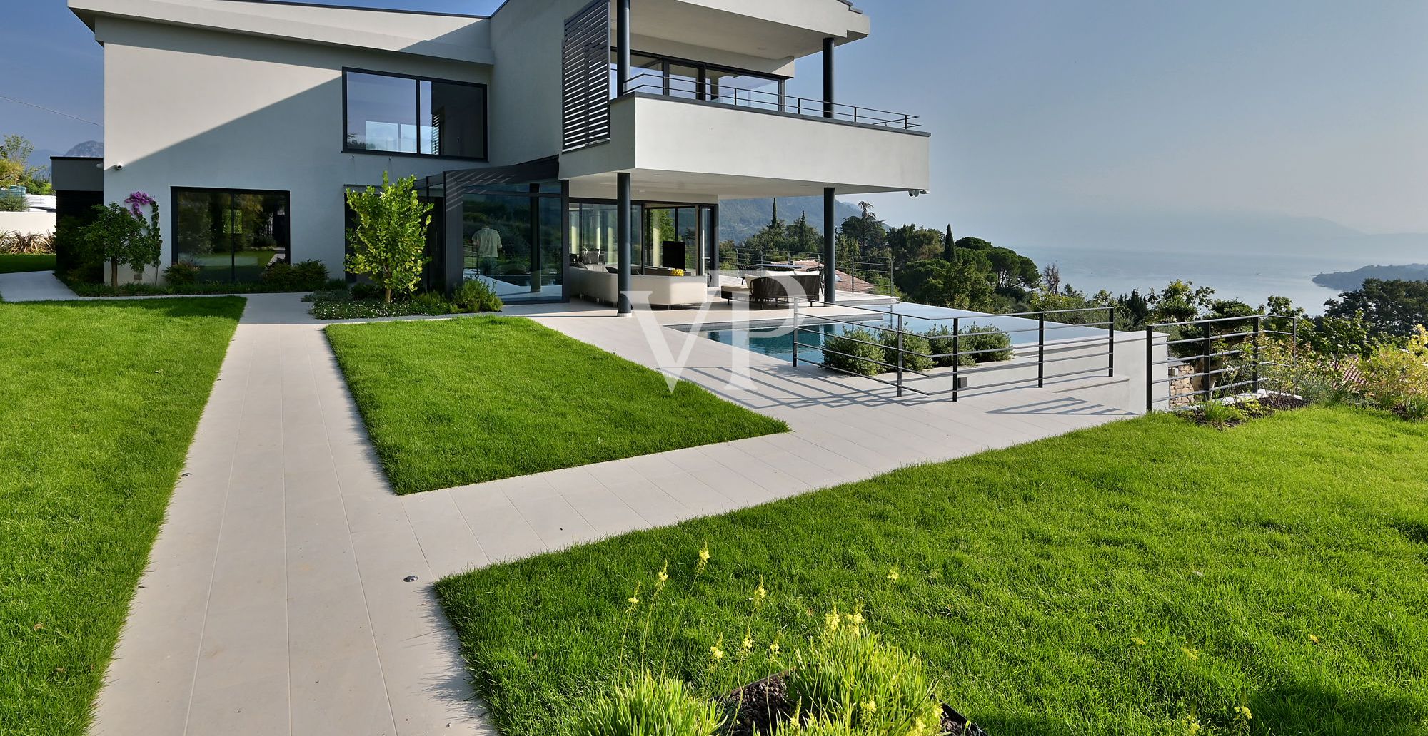 Luxurious modern villa with lake view on the Gulf of Salò