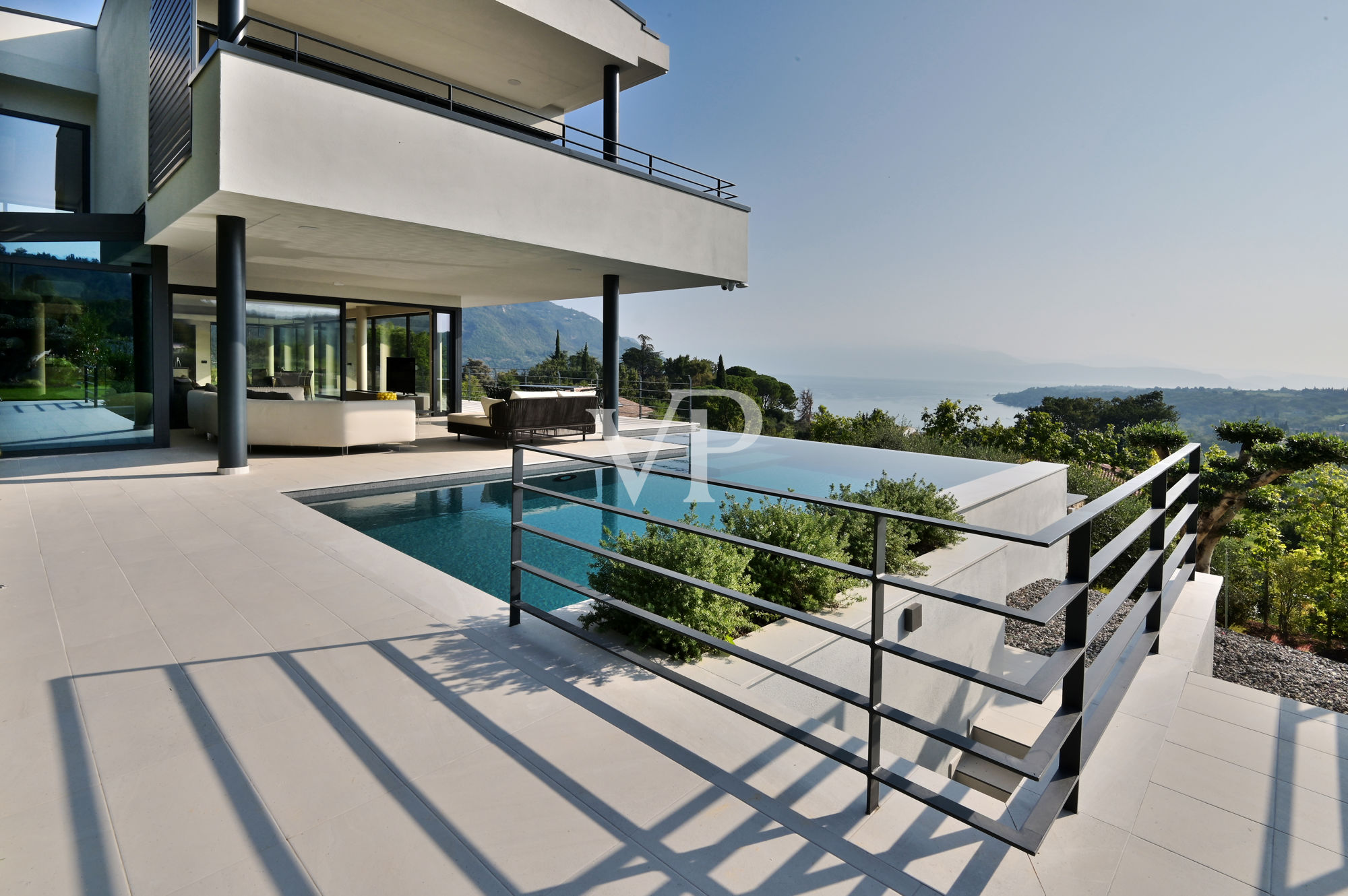 Luxurious modern villa with lake view on the Gulf of Salò