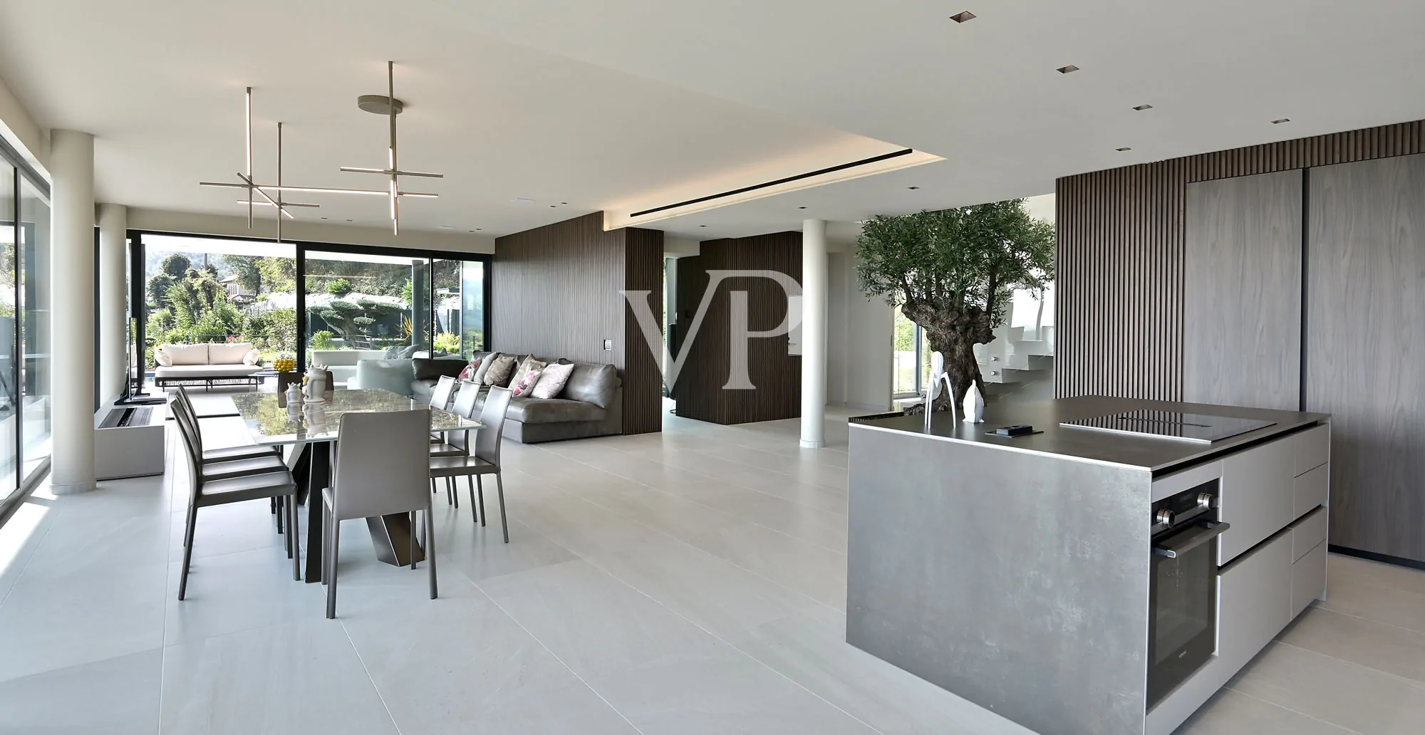 Lussuosa villa moderna con vista lago sul golfo di Salò