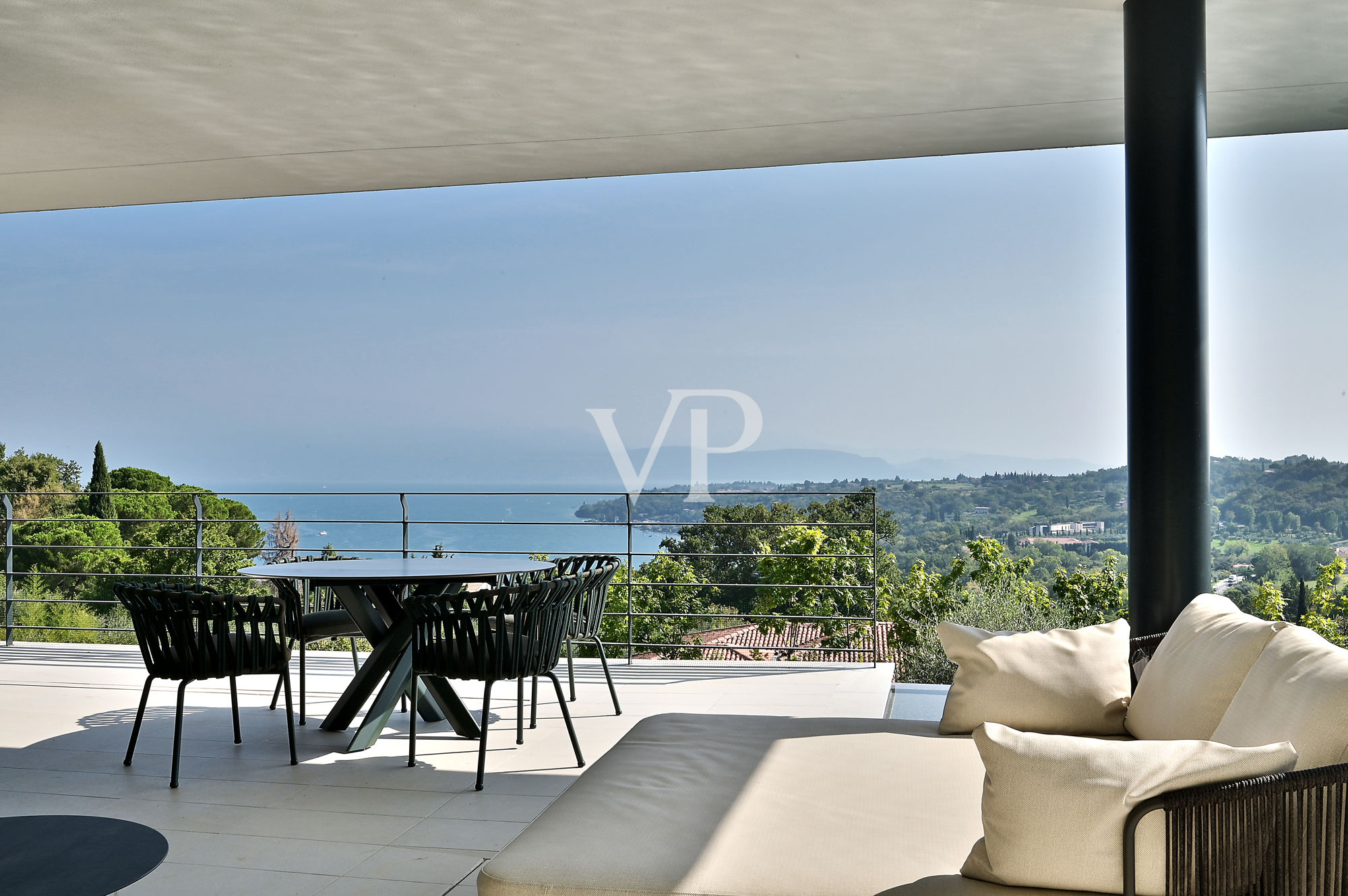 Luxurious modern villa with lake view on the Gulf of Salò