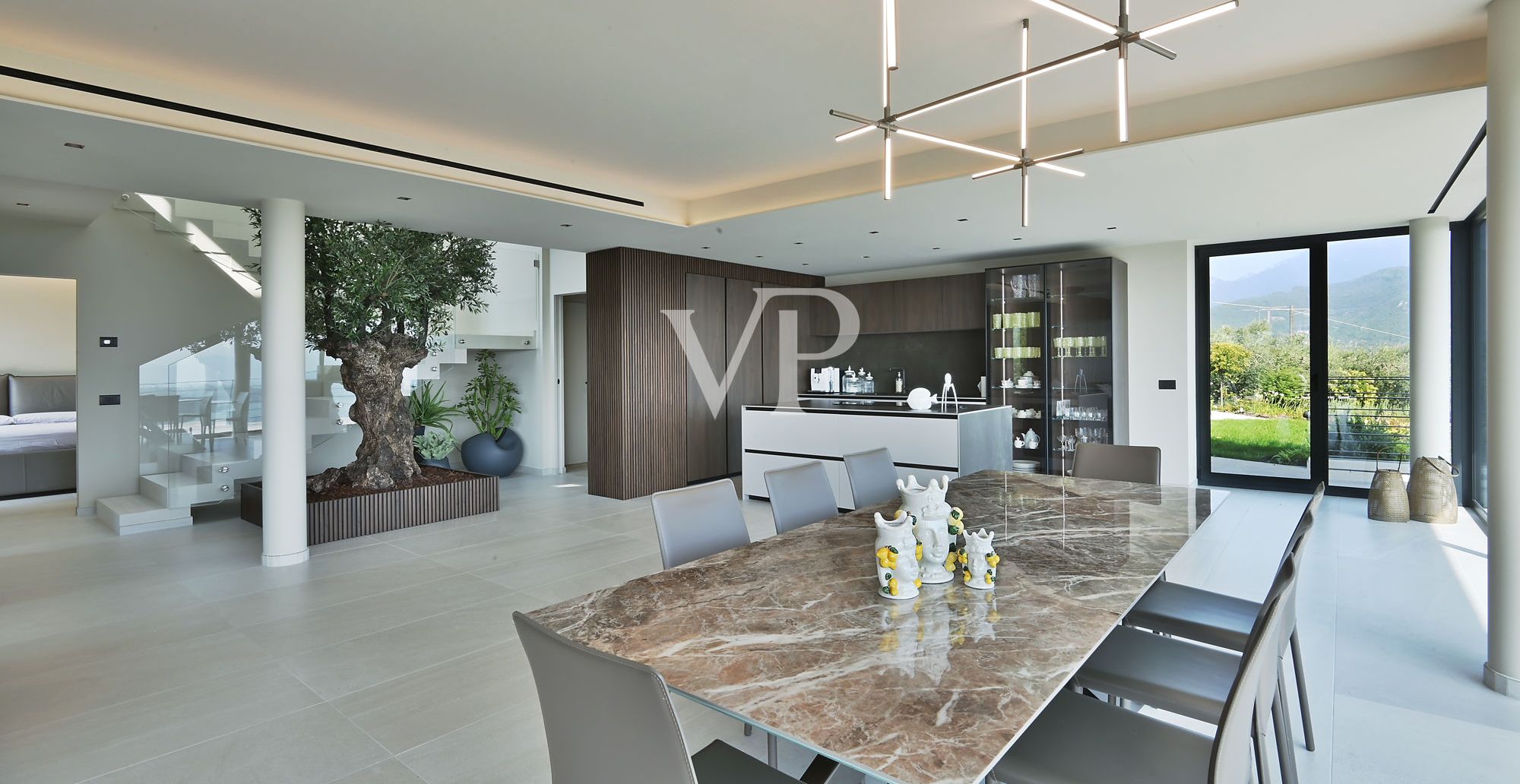 Luxurious modern villa with lake view on the Gulf of Salò