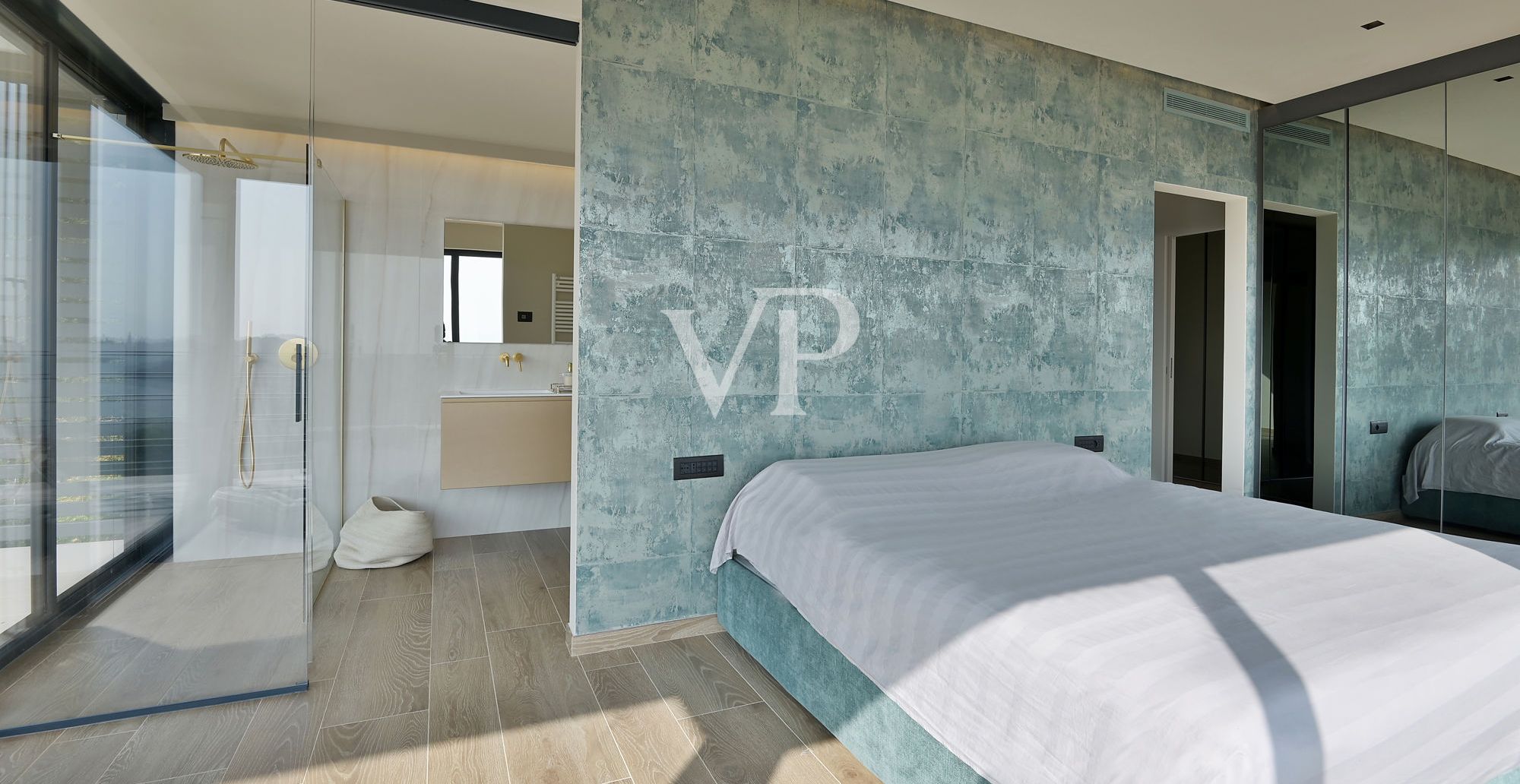 Luxurious modern villa with lake view on the Gulf of Salò