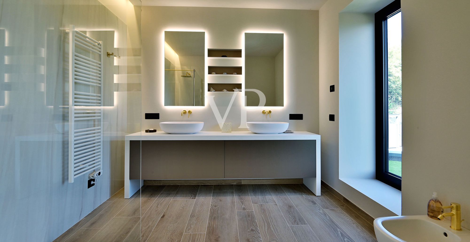 Luxurious modern villa with lake view on the Gulf of Salò