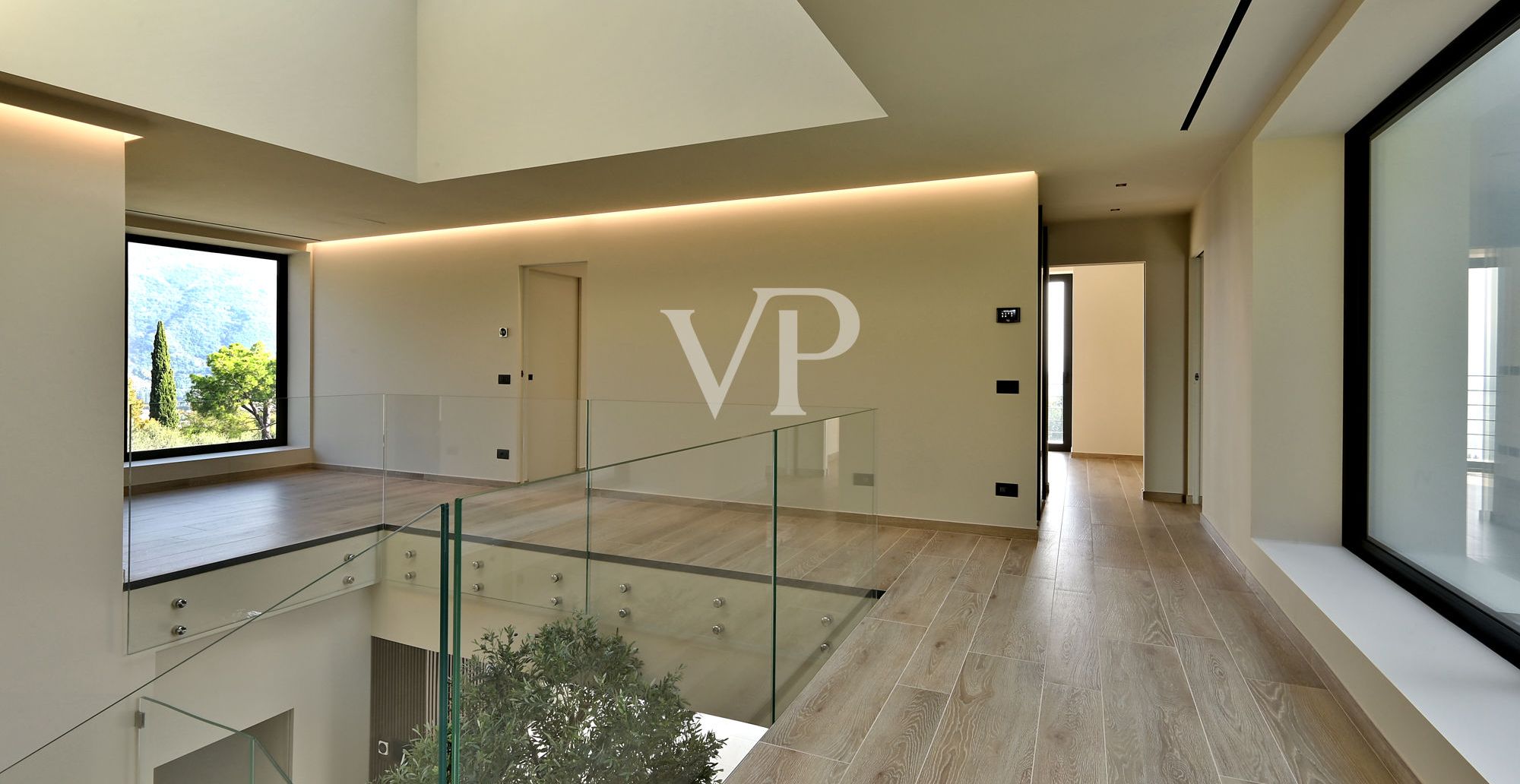 Luxurious modern villa with lake view on the Gulf of Salò