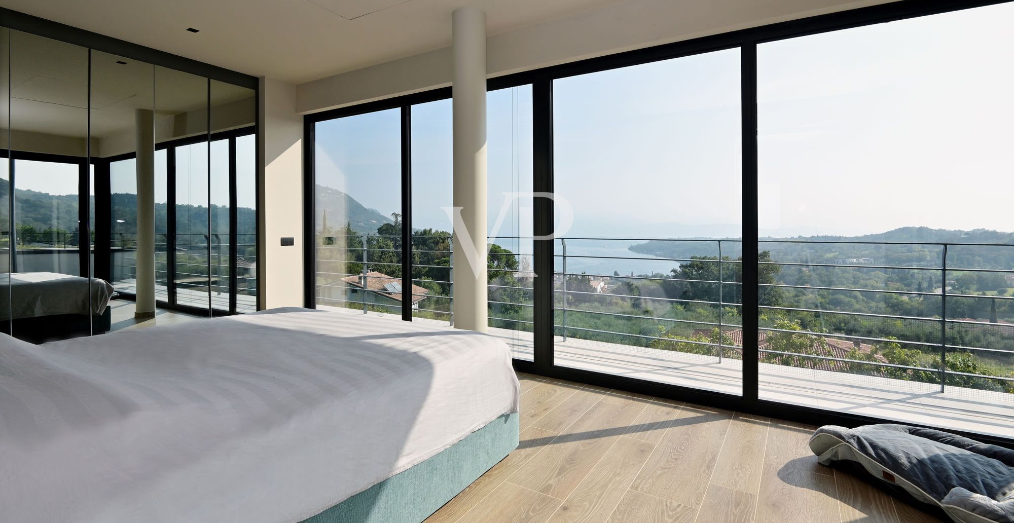 Luxurious modern villa with lake view on the Gulf of Salò