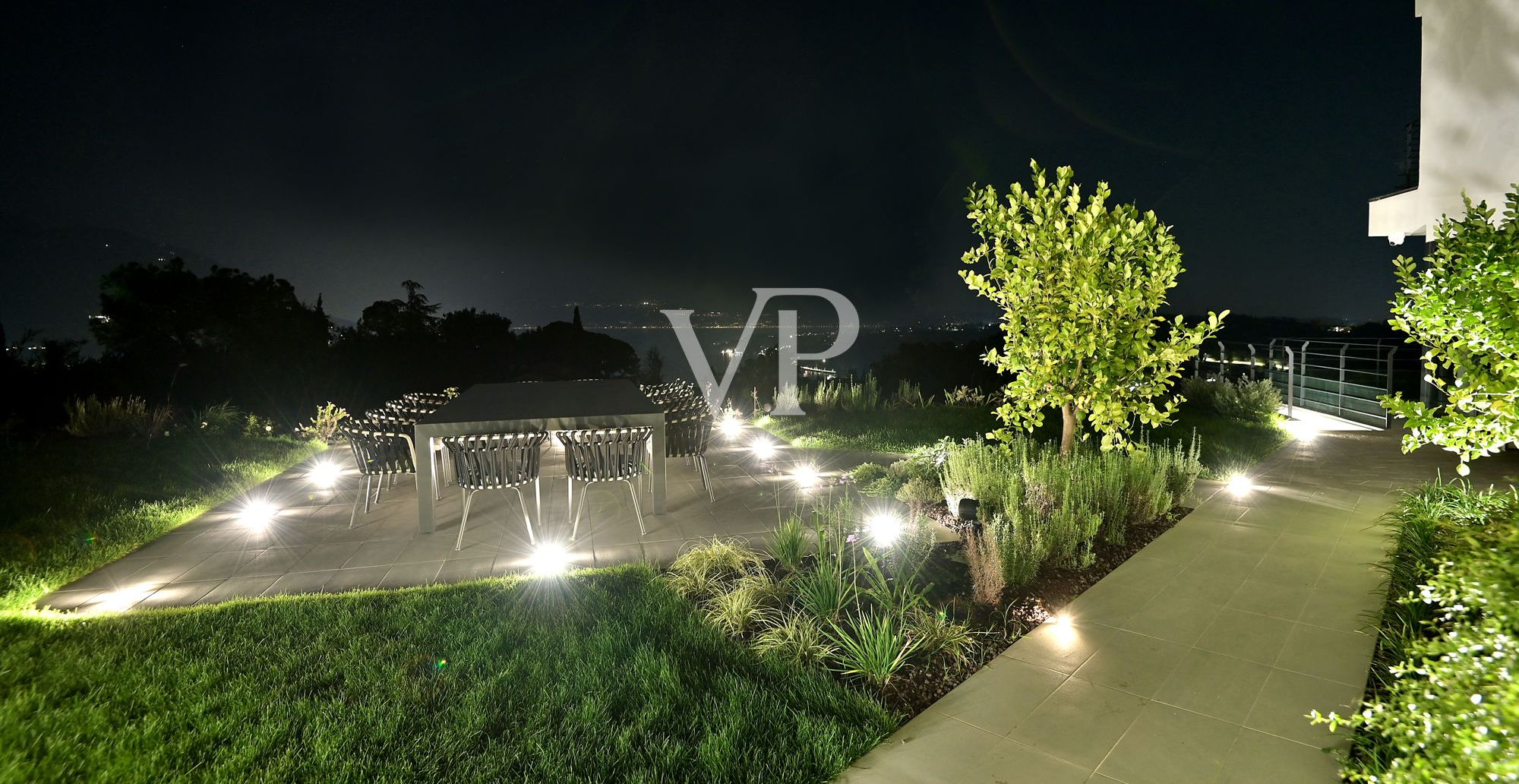 Luxurious modern villa with lake view on the Gulf of Salò