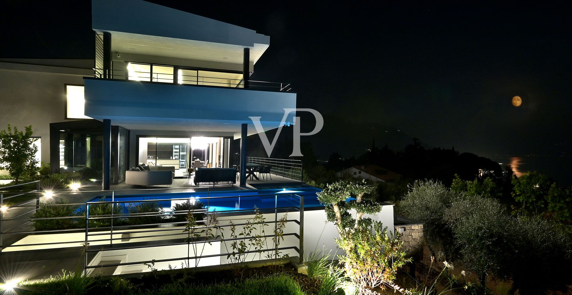 Luxurious modern villa with lake view on the Gulf of Salò