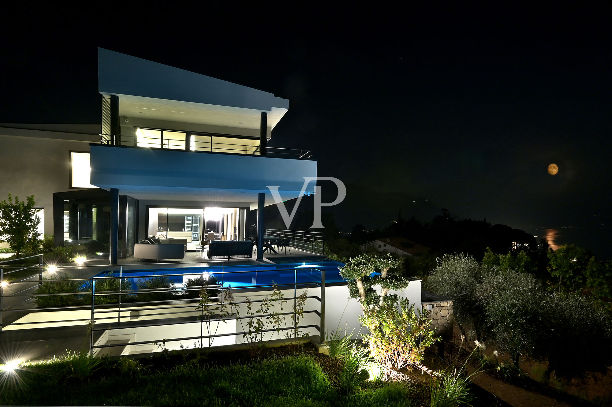 Luxurious modern villa with lake view on the Gulf of Salò