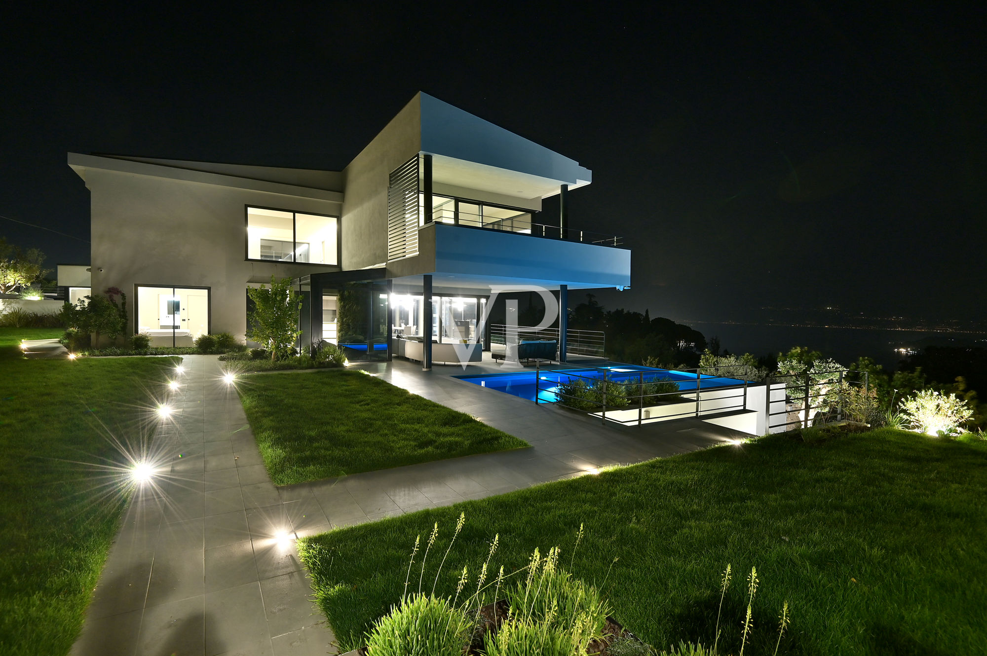 Luxurious modern villa with lake view on the Gulf of Salò