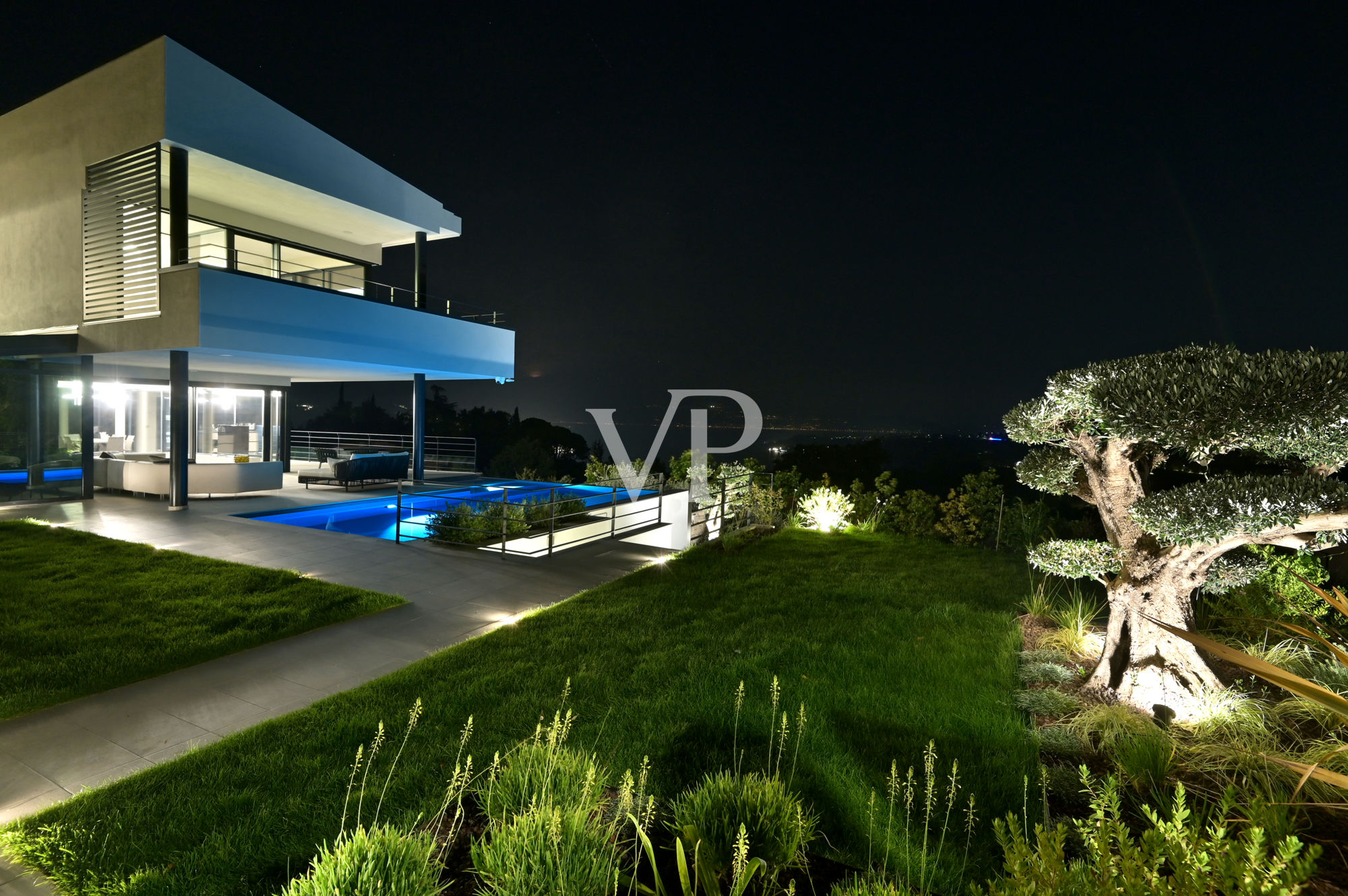 Luxurious modern villa with lake view on the Gulf of Salò