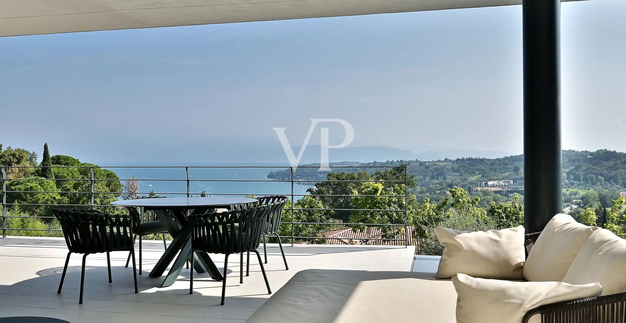 Lussuosa villa moderna con vista lago sul golfo di Salò