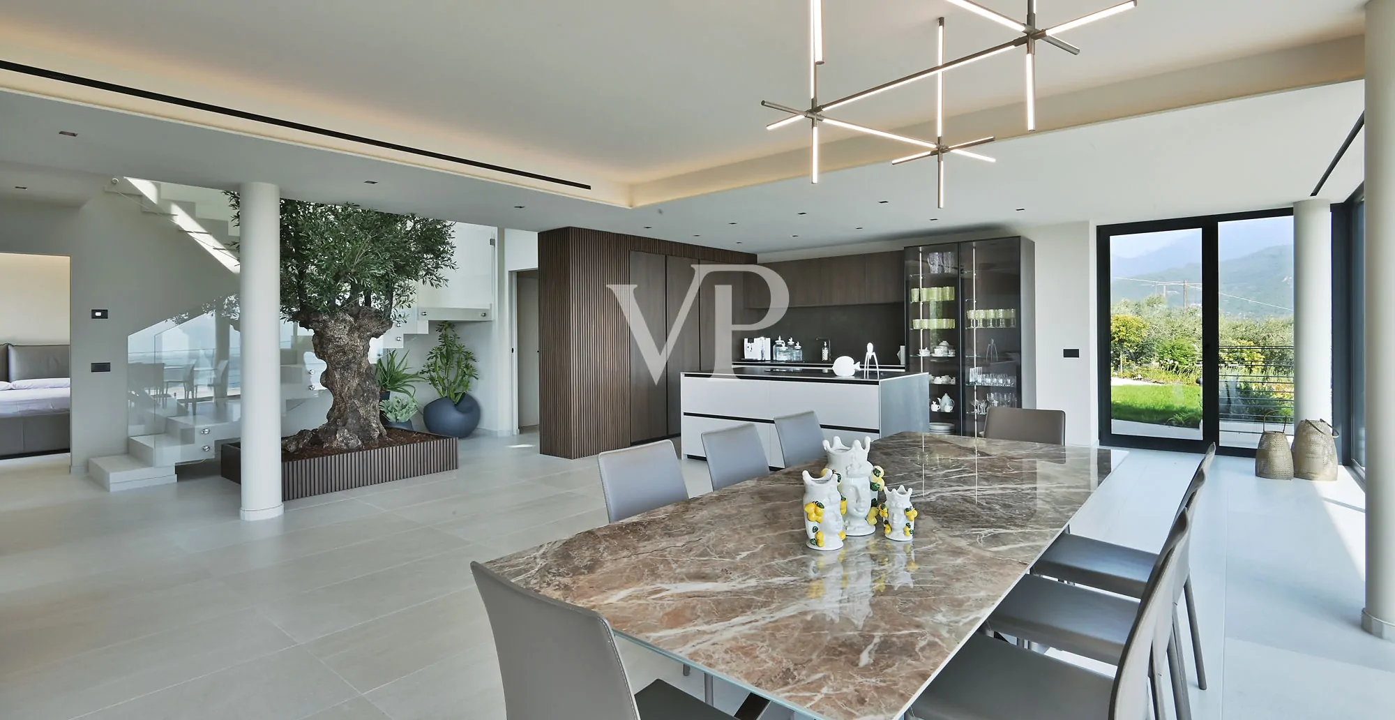 Lussuosa villa moderna con vista lago sul golfo di Salò