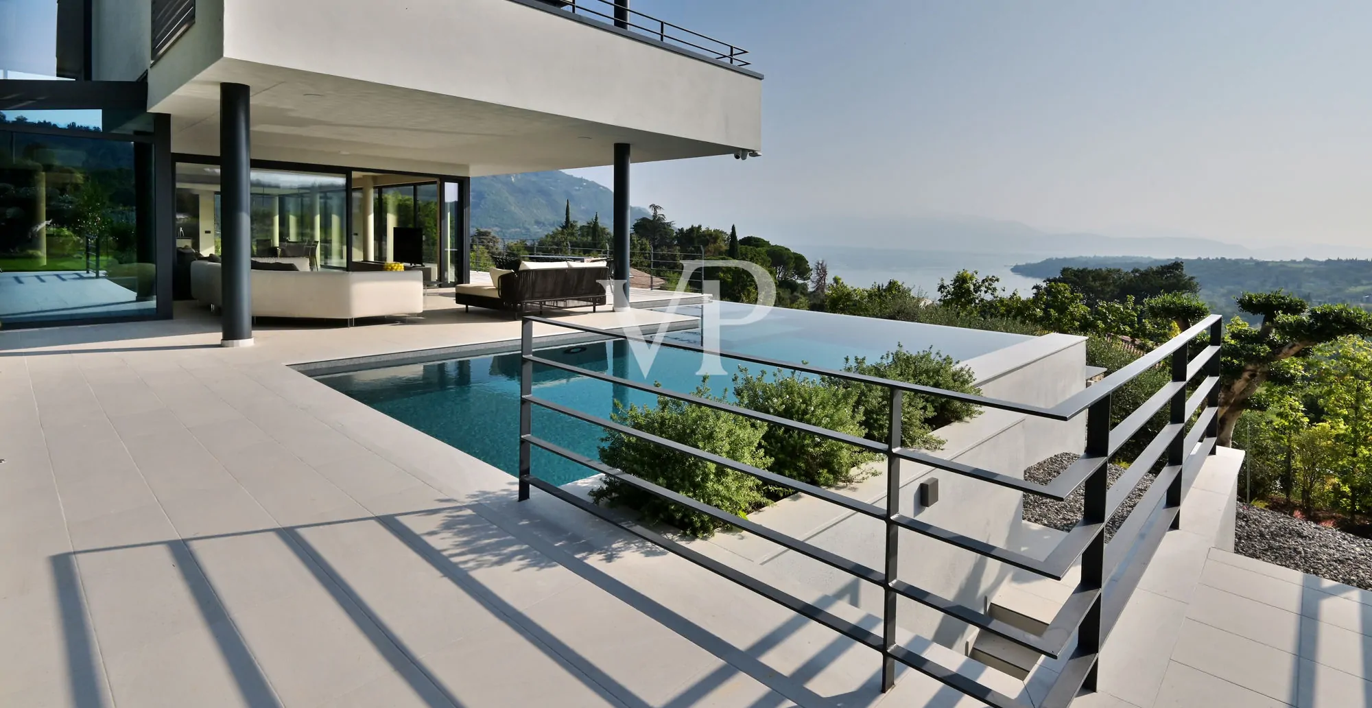 Lussuosa villa moderna con vista lago sul golfo di Salò