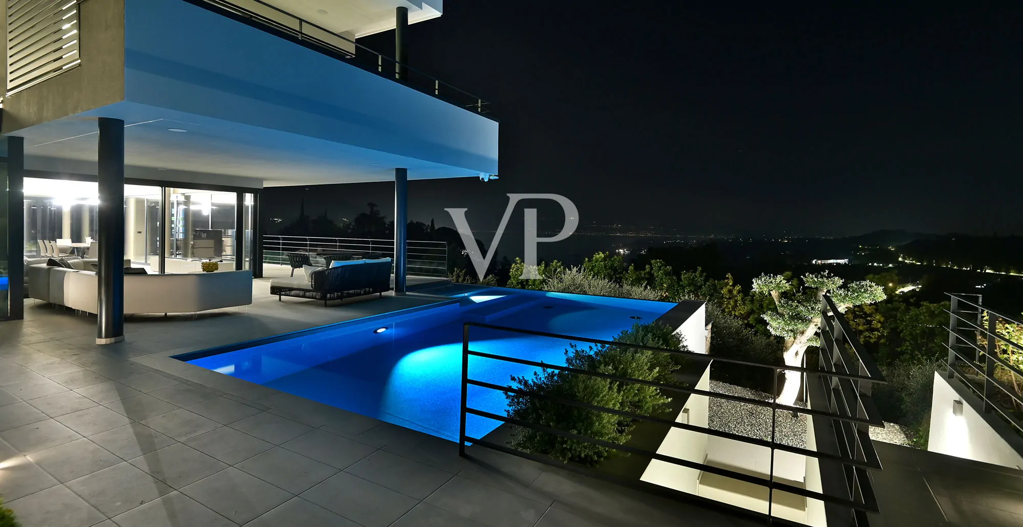 Lussuosa villa moderna con vista lago sul golfo di Salò