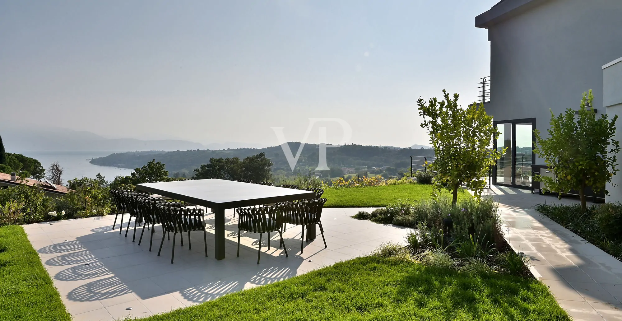 Lussuosa villa moderna con vista lago sul golfo di Salò