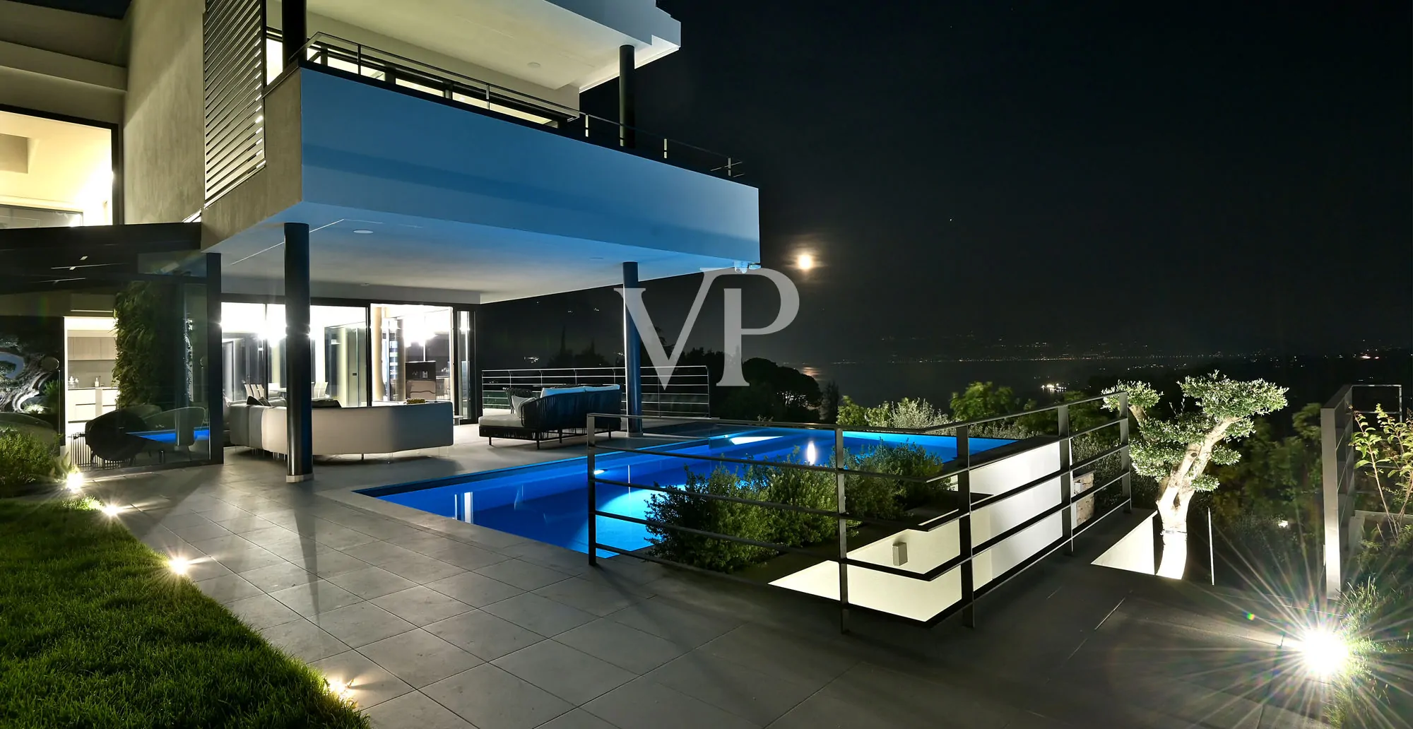 Lussuosa villa moderna con vista lago sul golfo di Salò