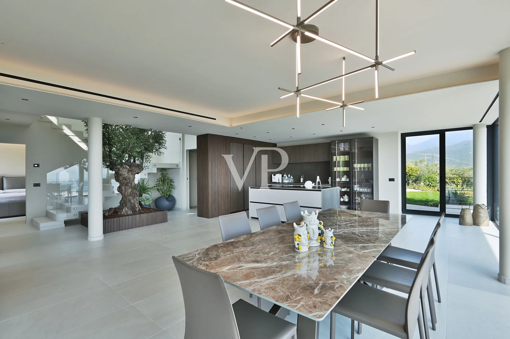 Luxurious modern villa with lake view on the Gulf of Salò