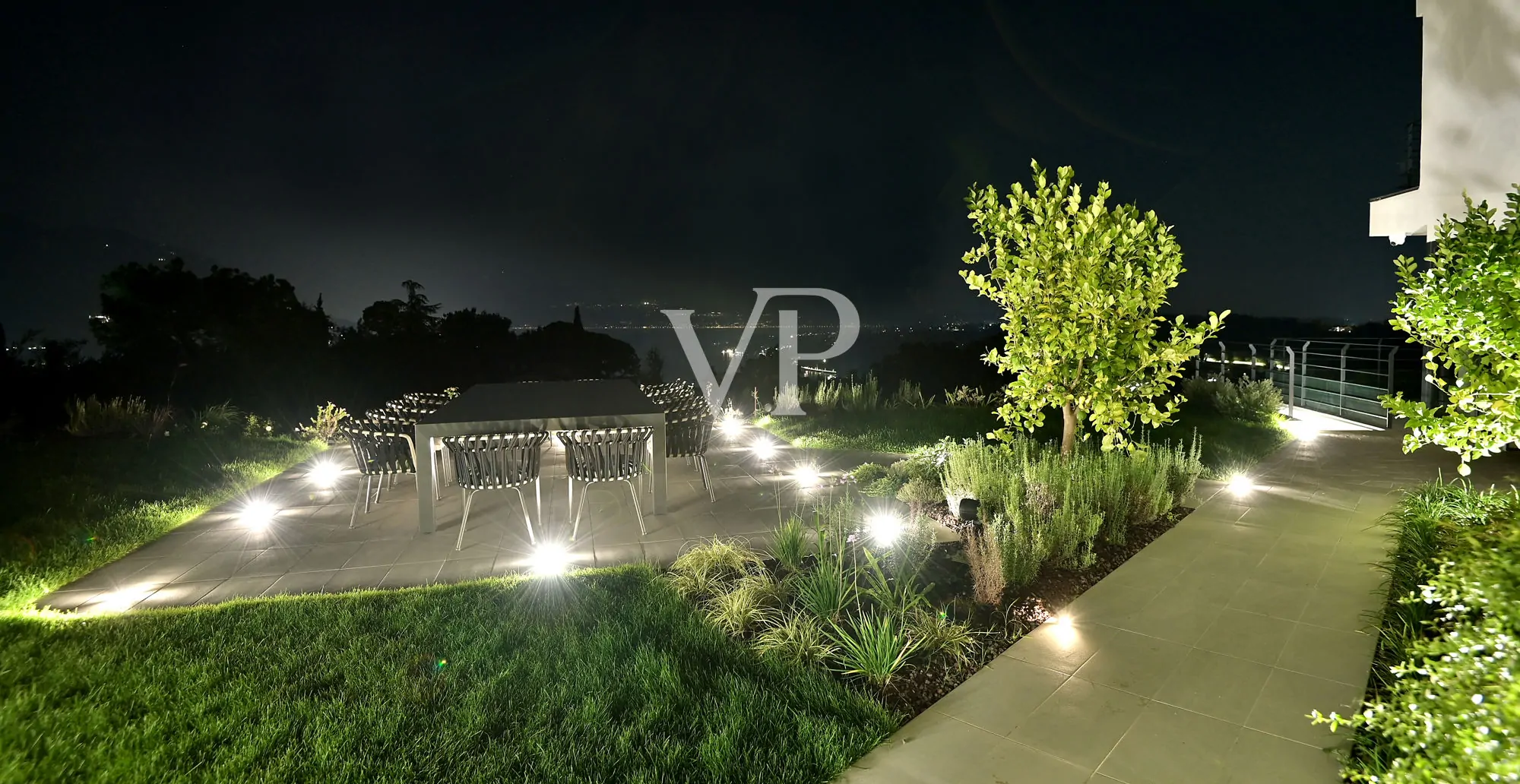 Lussuosa villa moderna con vista lago sul golfo di Salò