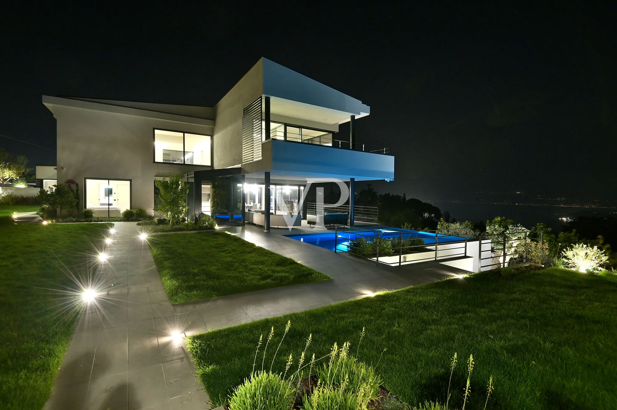 Luxurious modern villa with lake view on the Gulf of Salò