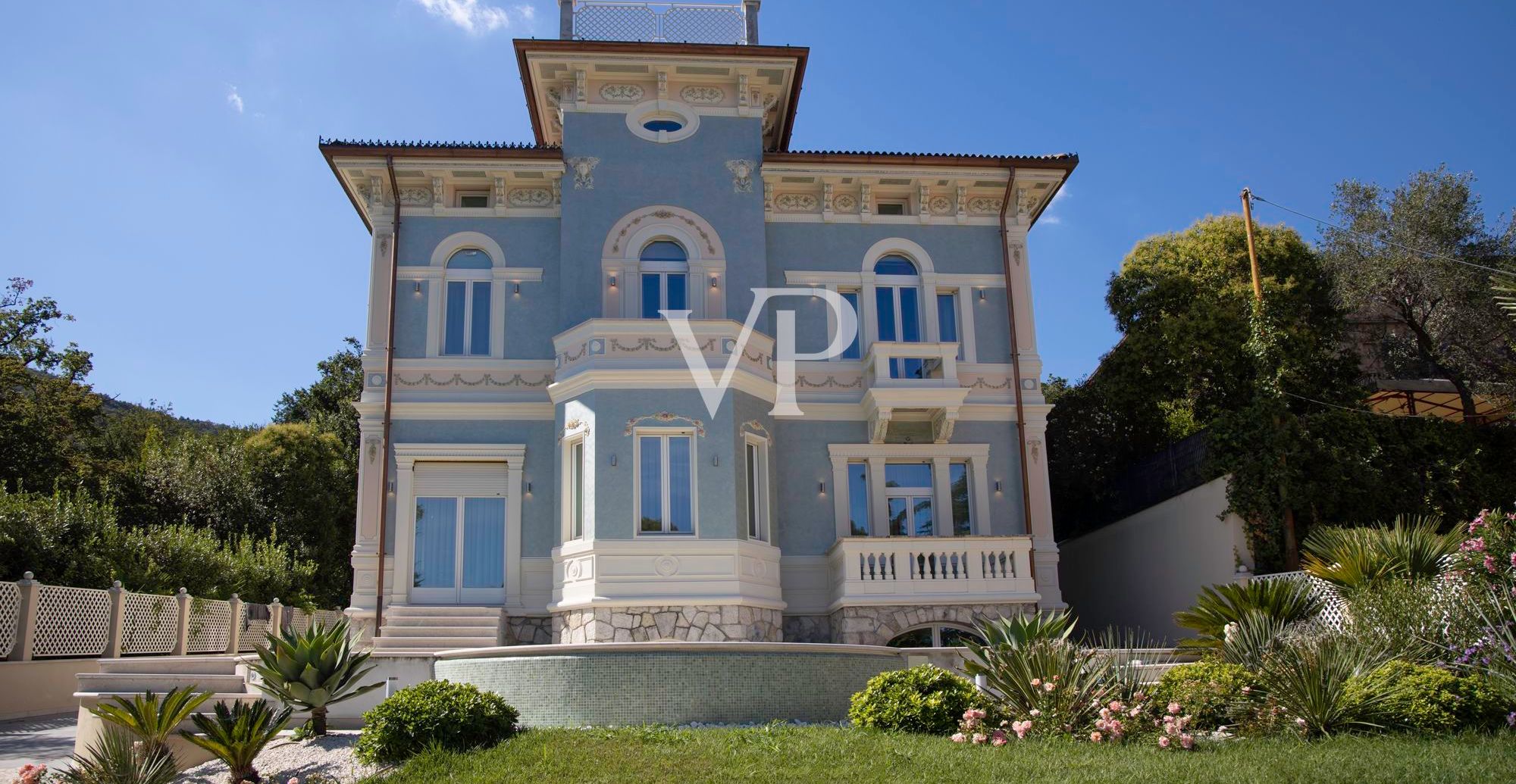 Facciata e giardino