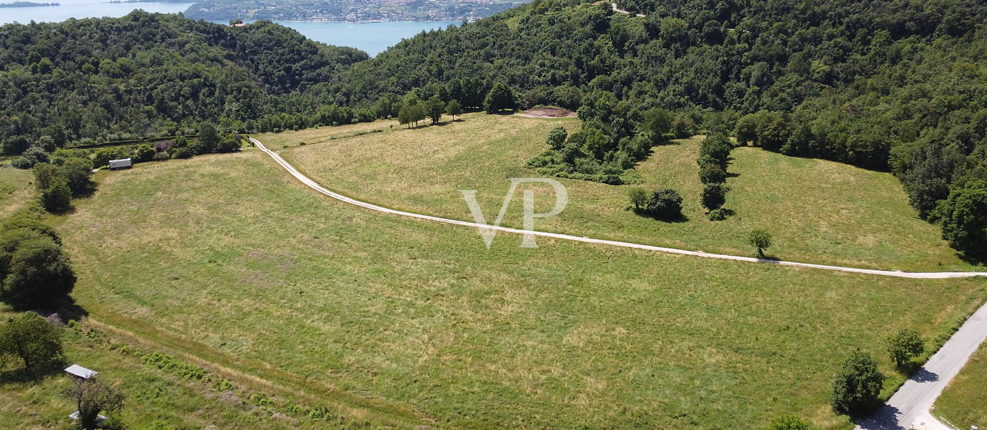 Landwirtschaftliche Flächen mit der Möglichkeit zu bauen mit Blick auf den See