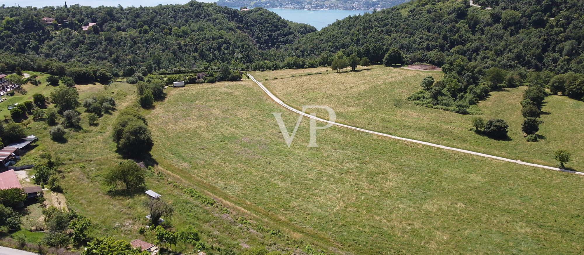 Landwirtschaftliche Flächen mit der Möglichkeit zu bauen mit Blick auf den See