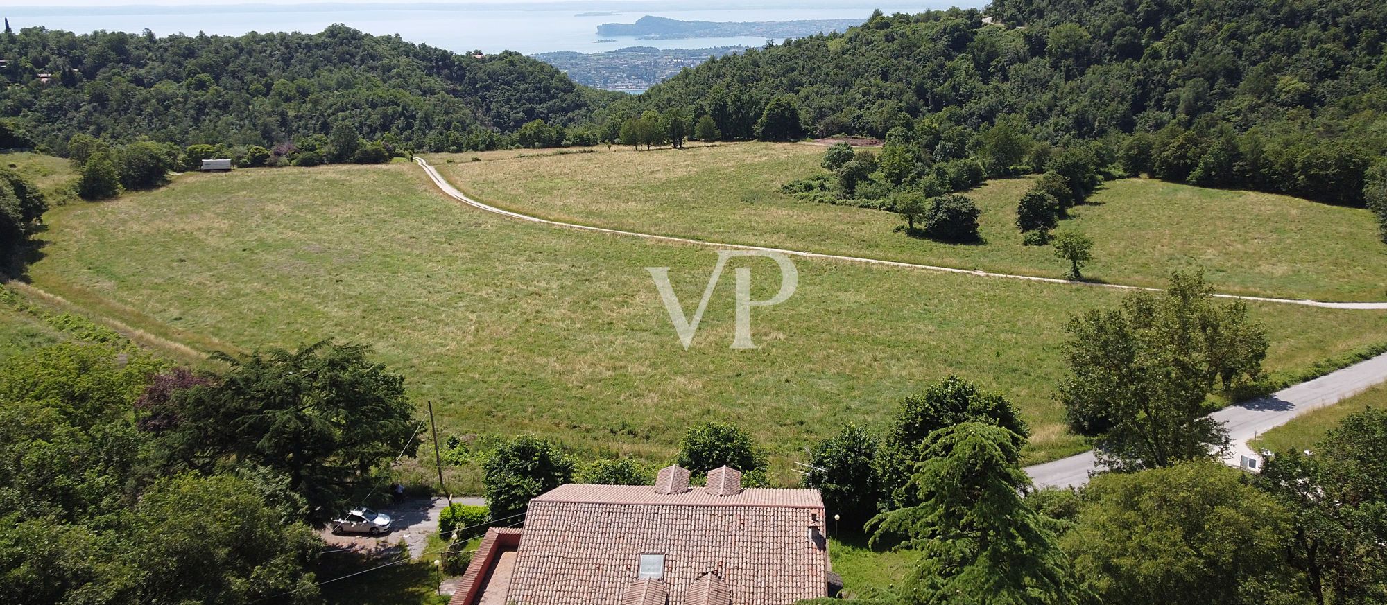 Landwirtschaftliche Flächen mit der Möglichkeit zu bauen mit Blick auf den See