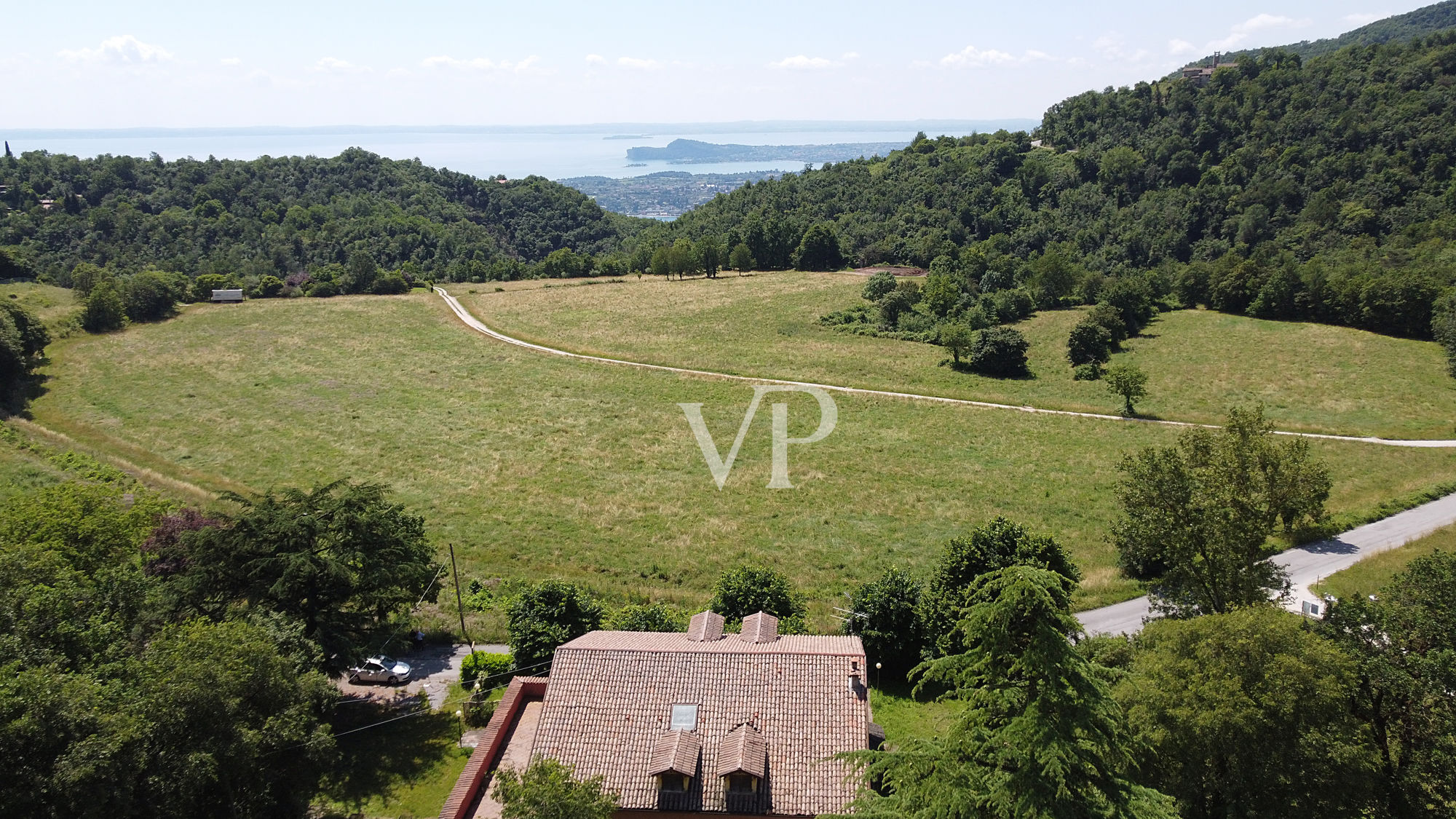 Produktives Land und Wald mit schönem Blick auf den See in Salò