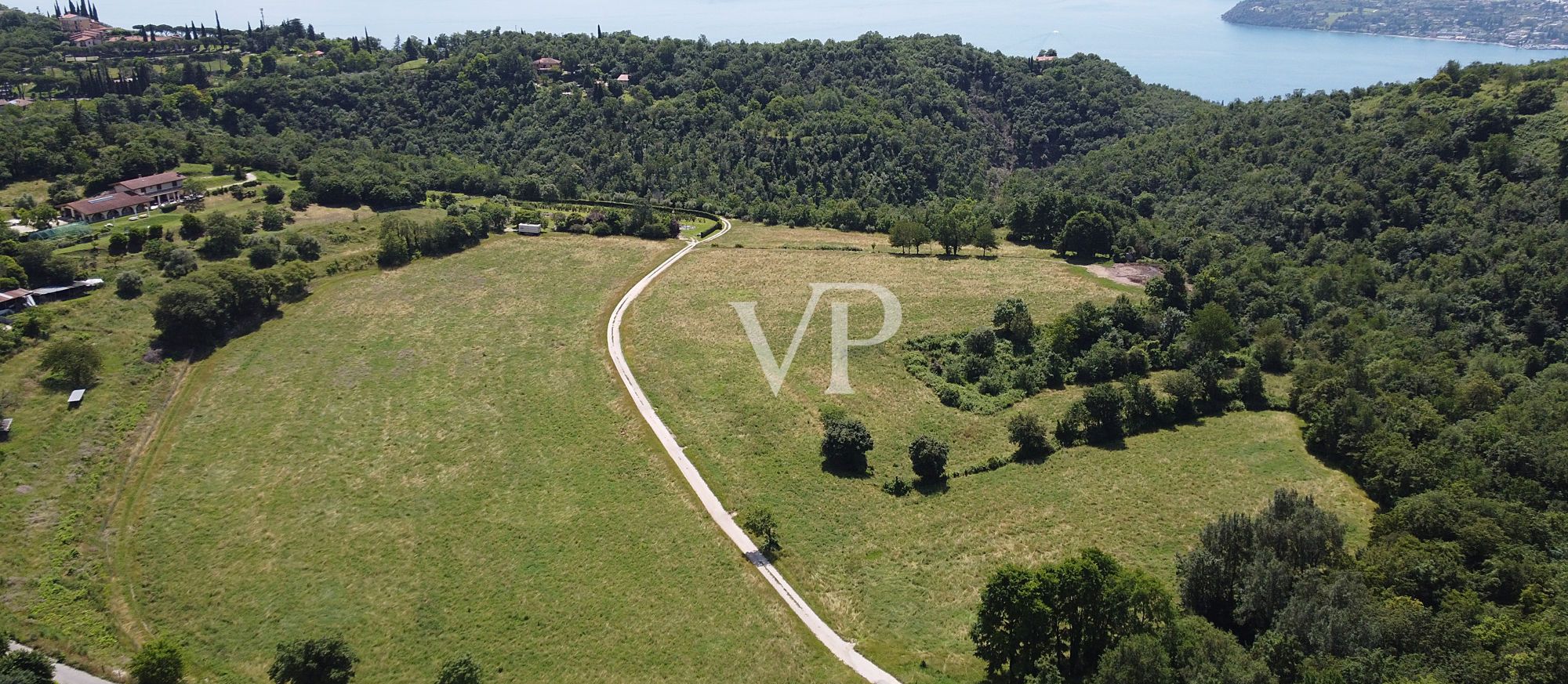 Landwirtschaftliche Flächen mit der Möglichkeit zu bauen mit Blick auf den See