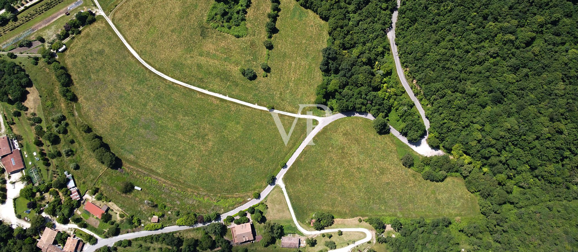 Landwirtschaftliche Flächen mit der Möglichkeit zu bauen mit Blick auf den See