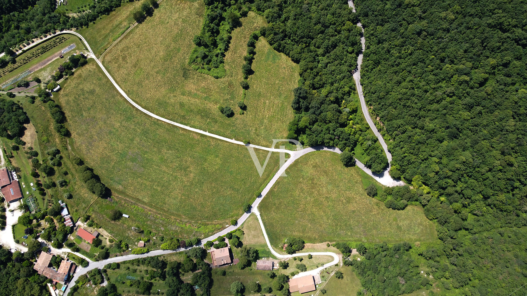 Produktives Land und Wald mit schönem Blick auf den See in Salò