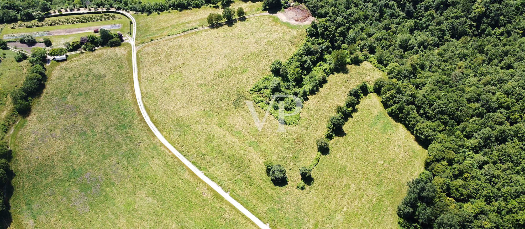 Landwirtschaftliche Flächen mit der Möglichkeit zu bauen mit Blick auf den See