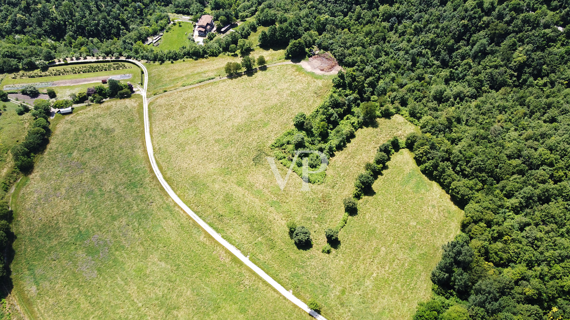 Terreno productivo y bosque con una hermosa vista del lago en Salò