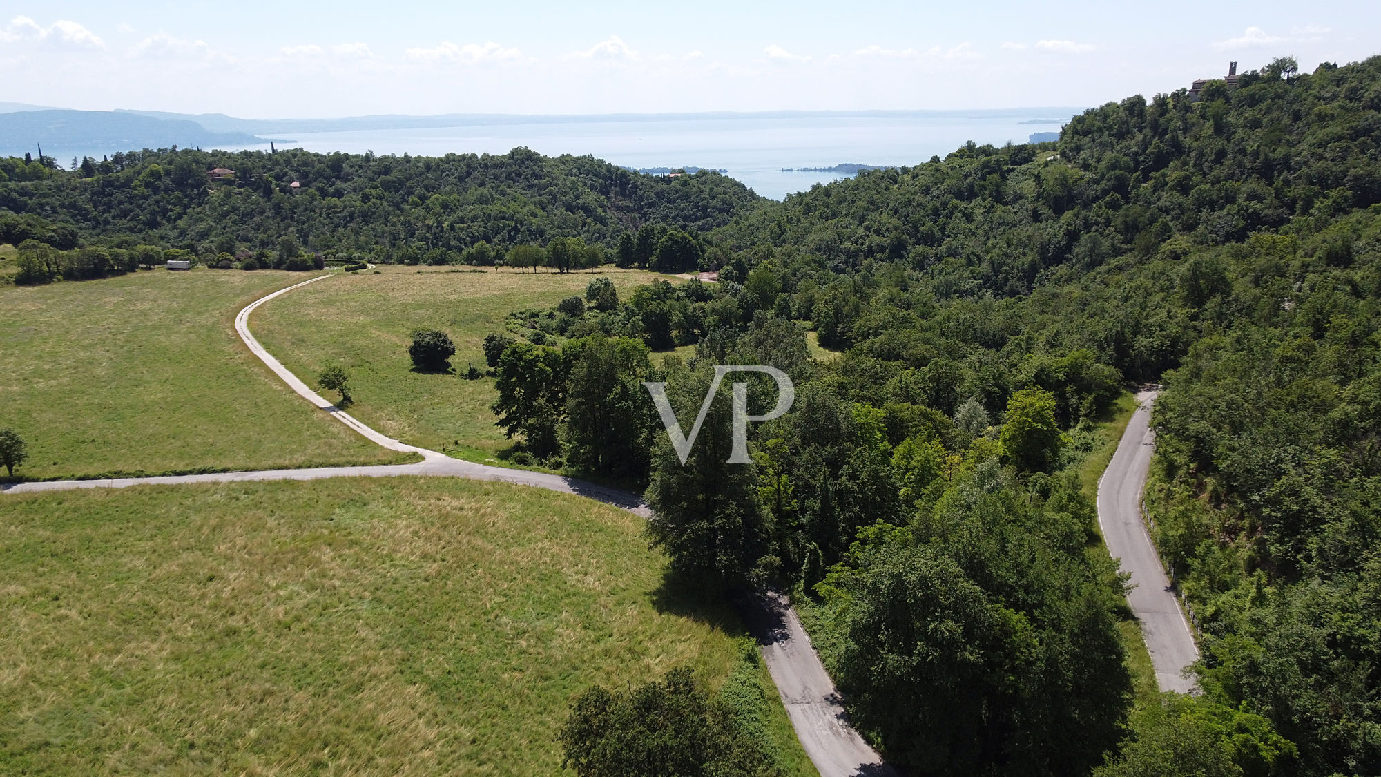 Produktives Land und Wald mit schönem Blick auf den See in Salò