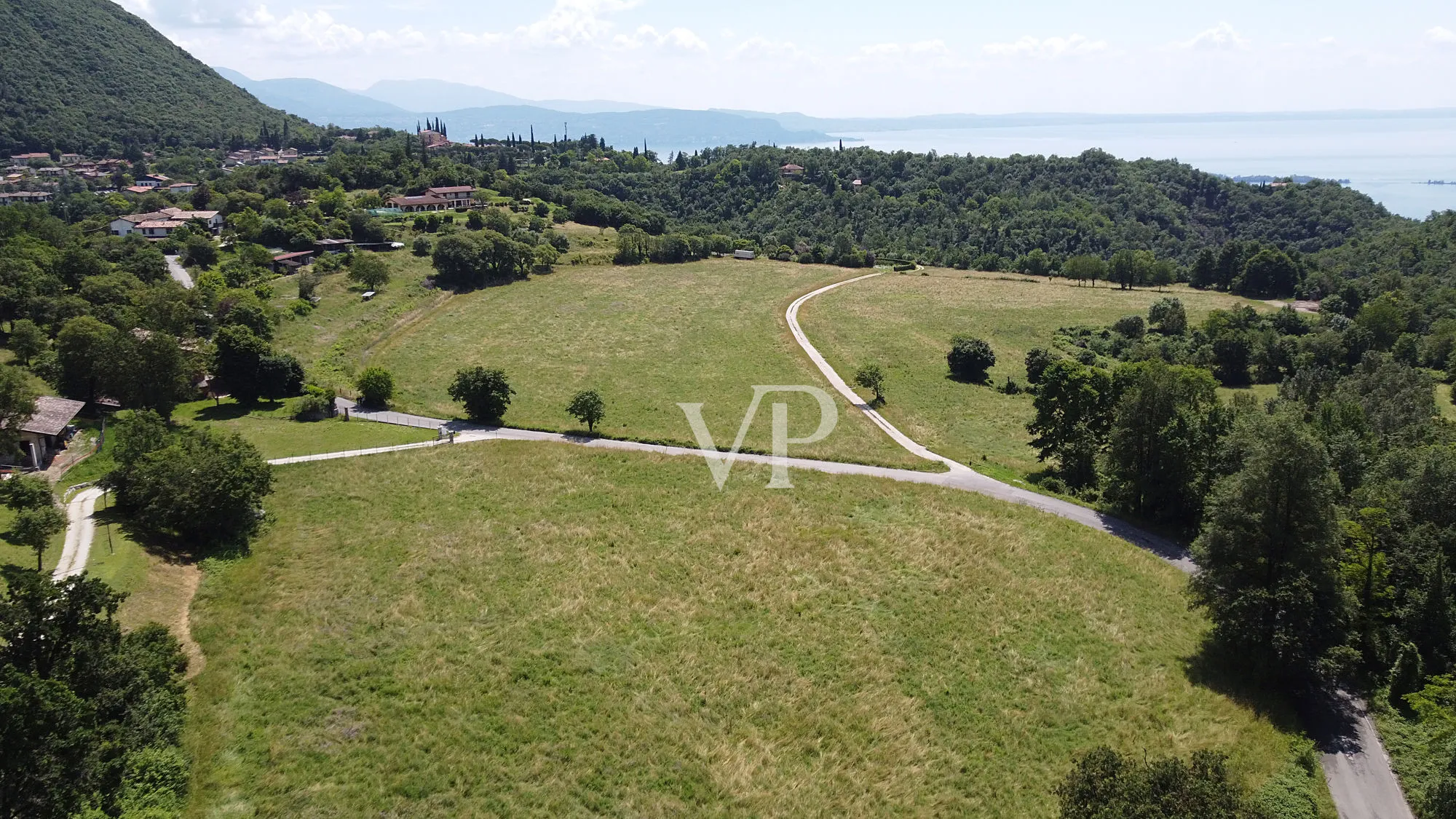 Landwirtschaftliche Flächen mit der Möglichkeit zu bauen mit Blick auf den See