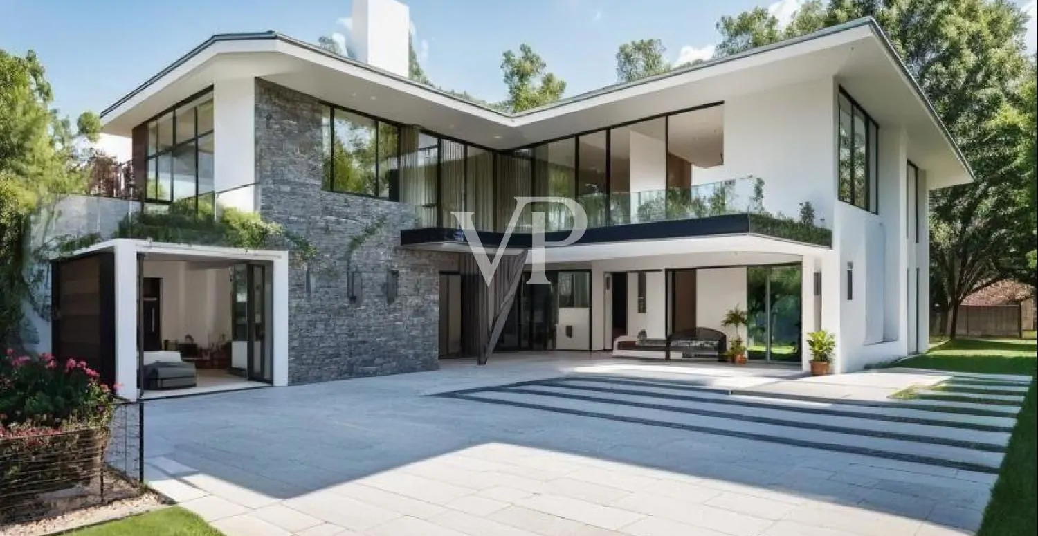 Maestosa villa con piscina immersa in un parco di proprietà