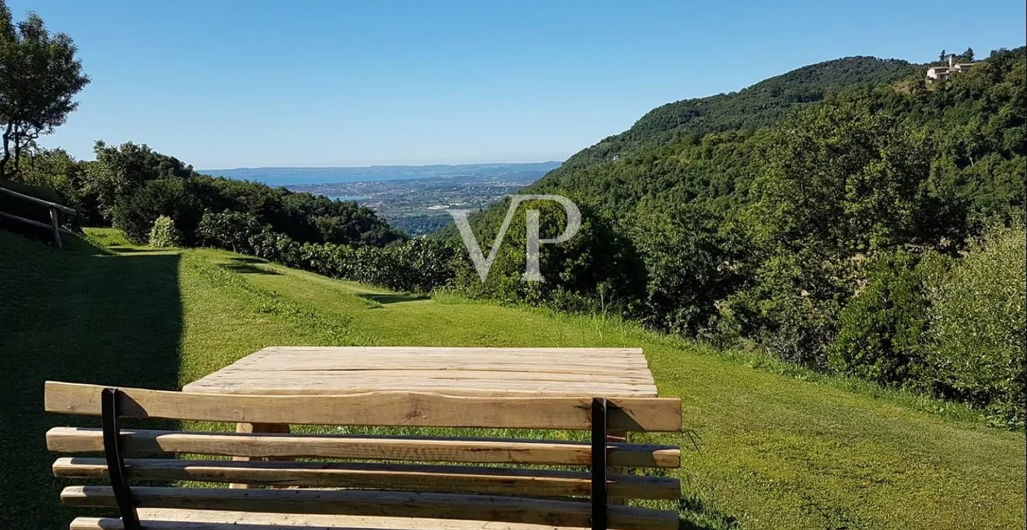 Agroturismo en las colinas de Salodi con vistas al lago