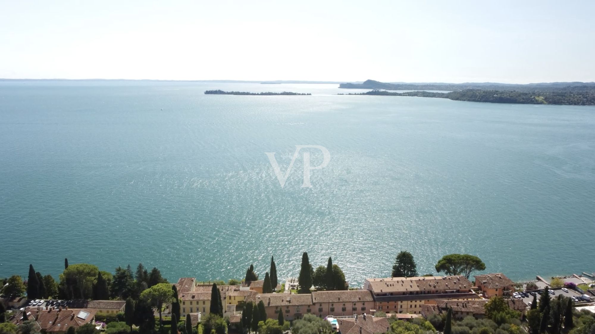 Moderno apartamento de tres habitaciones en Gardone Riviera en una exclusiva residencia con vistas al lago